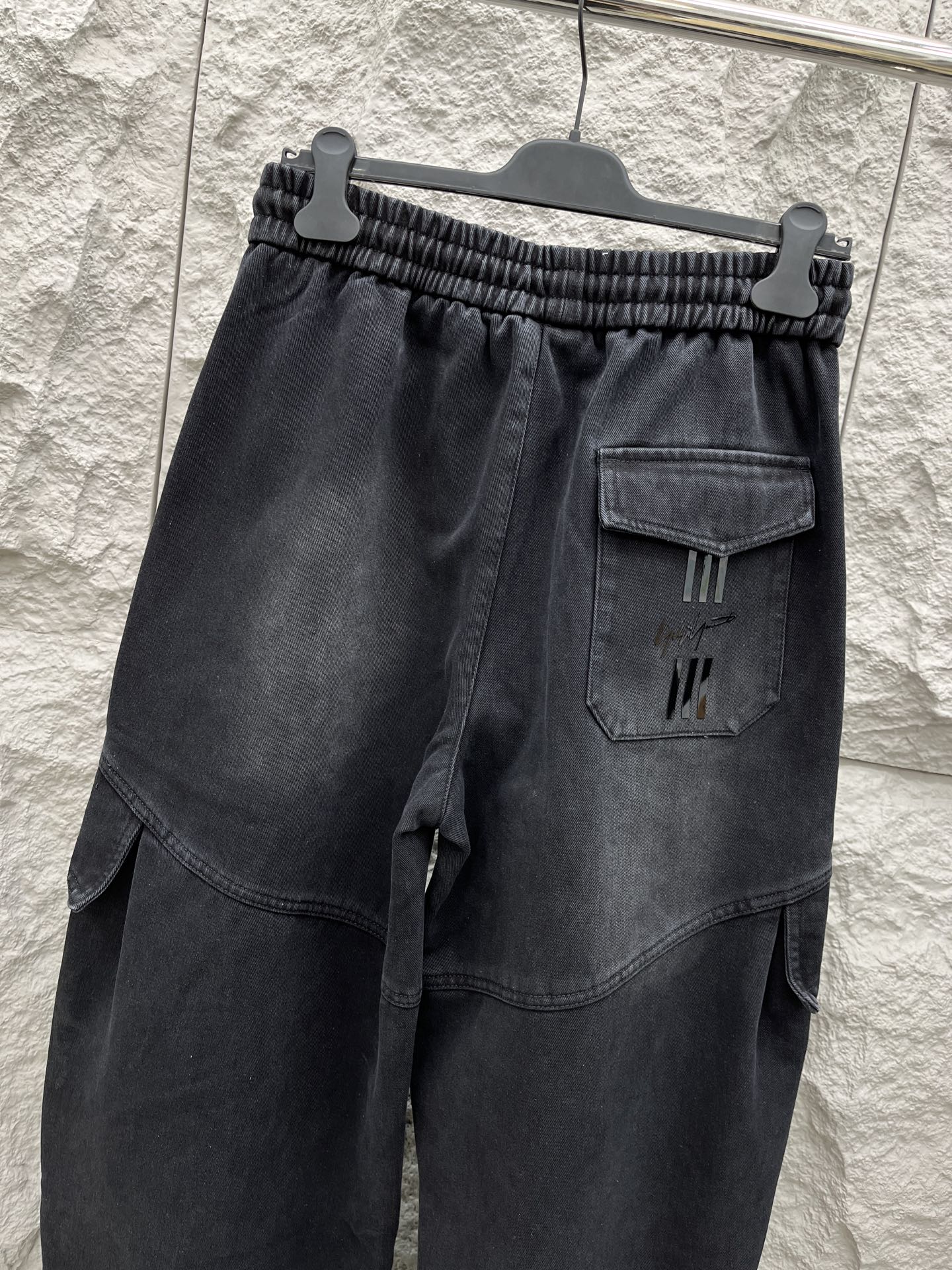 Y.3 🔥🔥冬季新款加绒休闲裤，采用优质斜纹棉布面料，整体水洗超级好看炫酷！两侧口袋设计搭配品牌标识，设