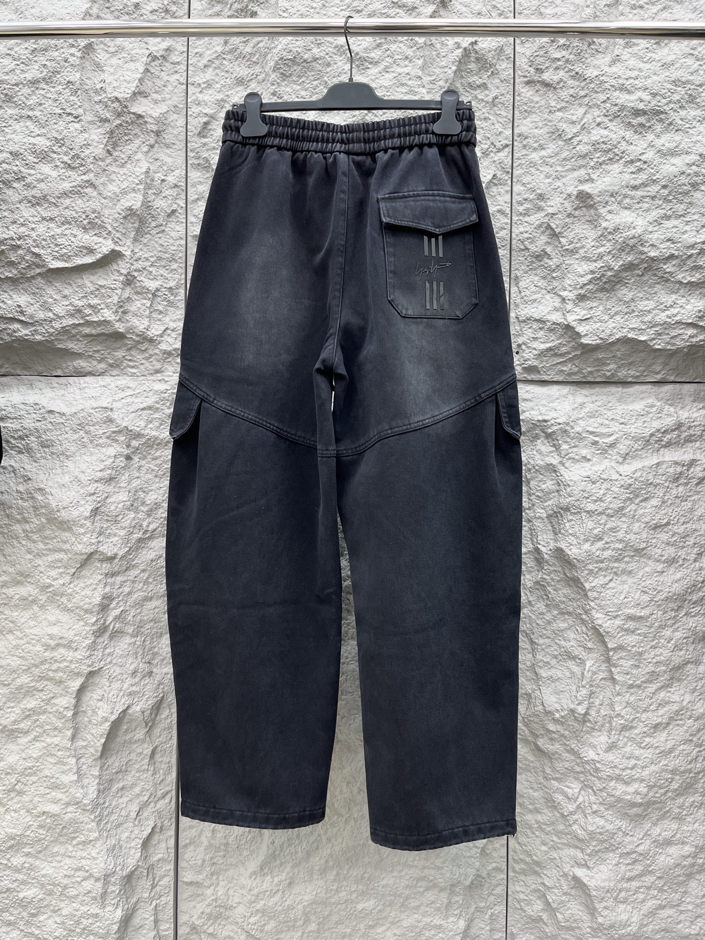 Y.3 🔥🔥冬季新款加绒休闲裤，采用优质斜纹棉布面料，整体水洗超级好看炫酷！两侧口袋设计搭配品牌标识，设