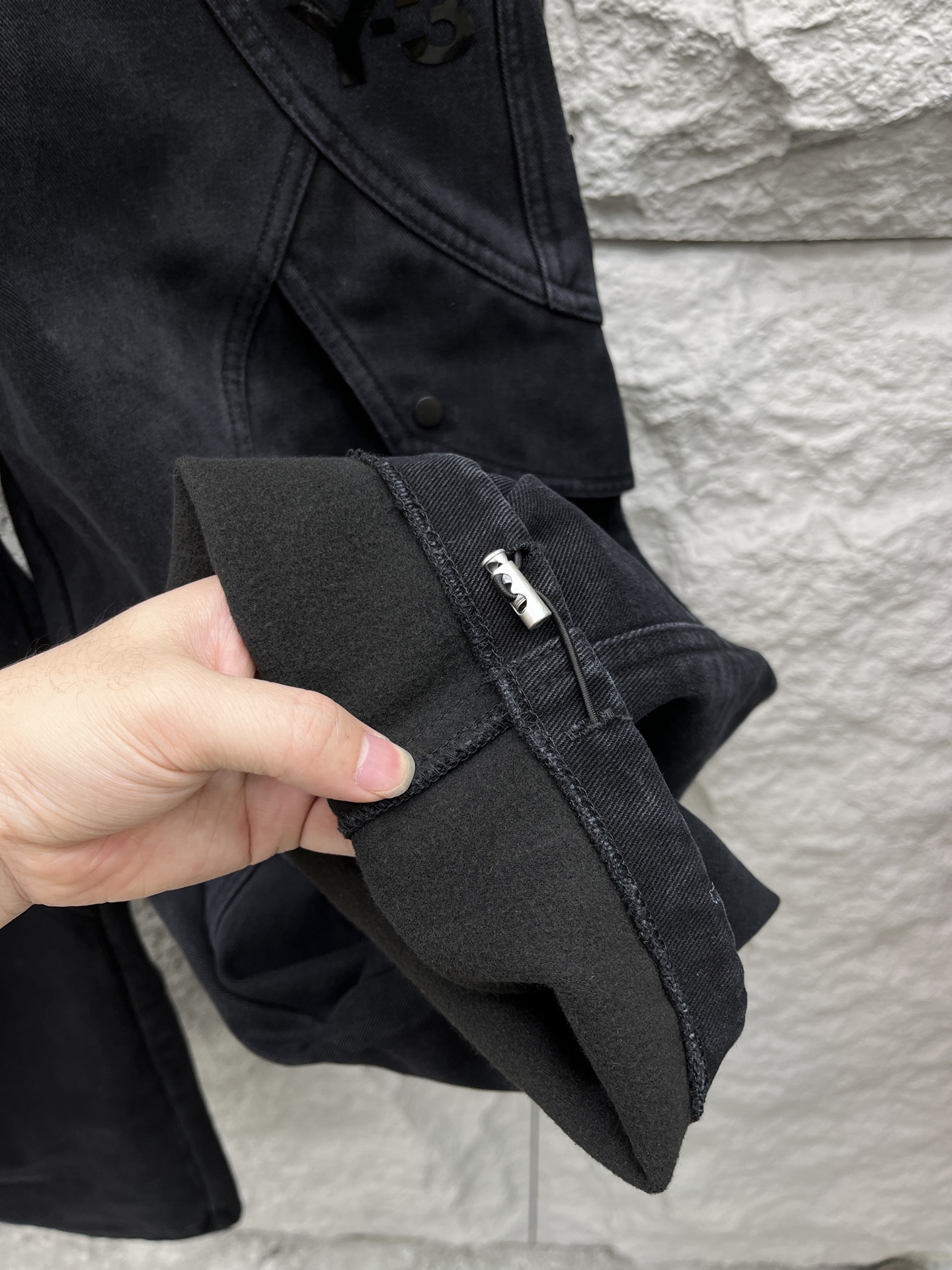 Y.3 🔥🔥冬季新款加绒休闲裤，采用优质斜纹棉布面料，整体水洗超级好看炫酷！两侧口袋设计搭配品牌标识，设