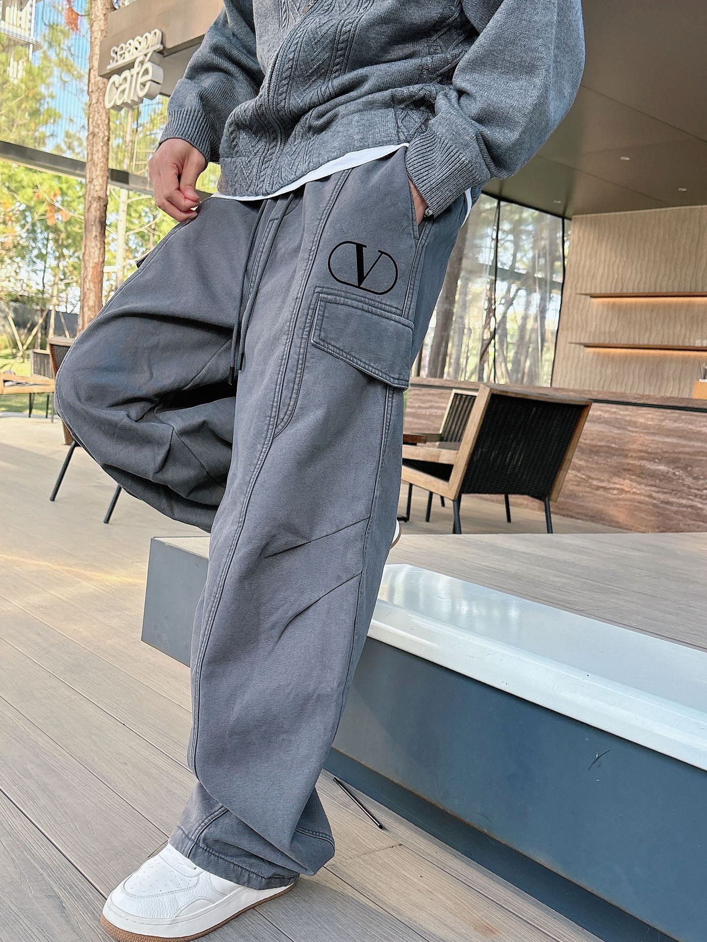 华伦🔥🔥冬季新款加绒直筒裤，采用进口优质斜纹棉水洗面料，整体采用水洗做旧设计工艺，面料柔软舒适！两侧工装