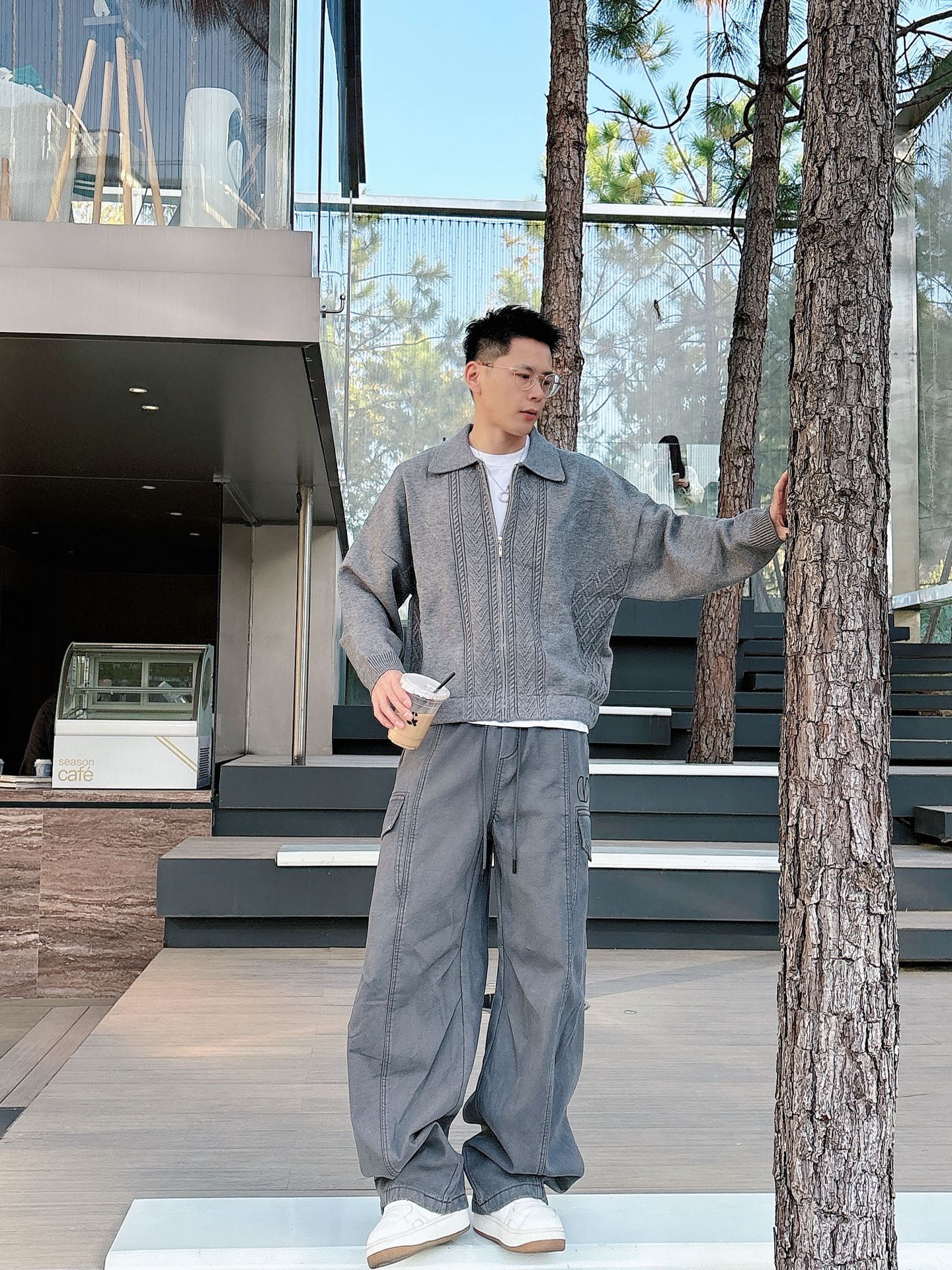 华伦🔥🔥冬季新款加绒直筒裤，采用进口优质斜纹棉水洗面料，整体采用水洗做旧设计工艺，面料柔软舒适！两侧工装