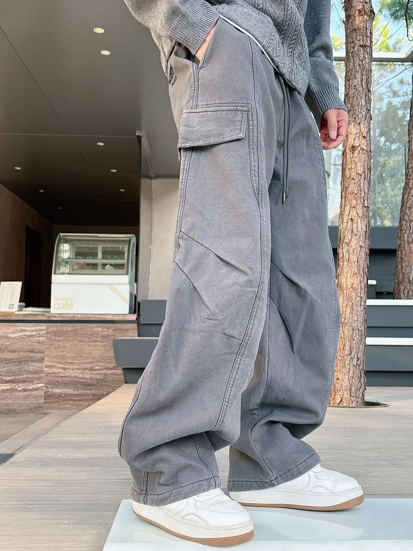 华伦🔥🔥冬季新款加绒直筒裤，采用进口优质斜纹棉水洗面料，整体采用水洗做旧设计工艺，面料柔软舒适！两侧工装