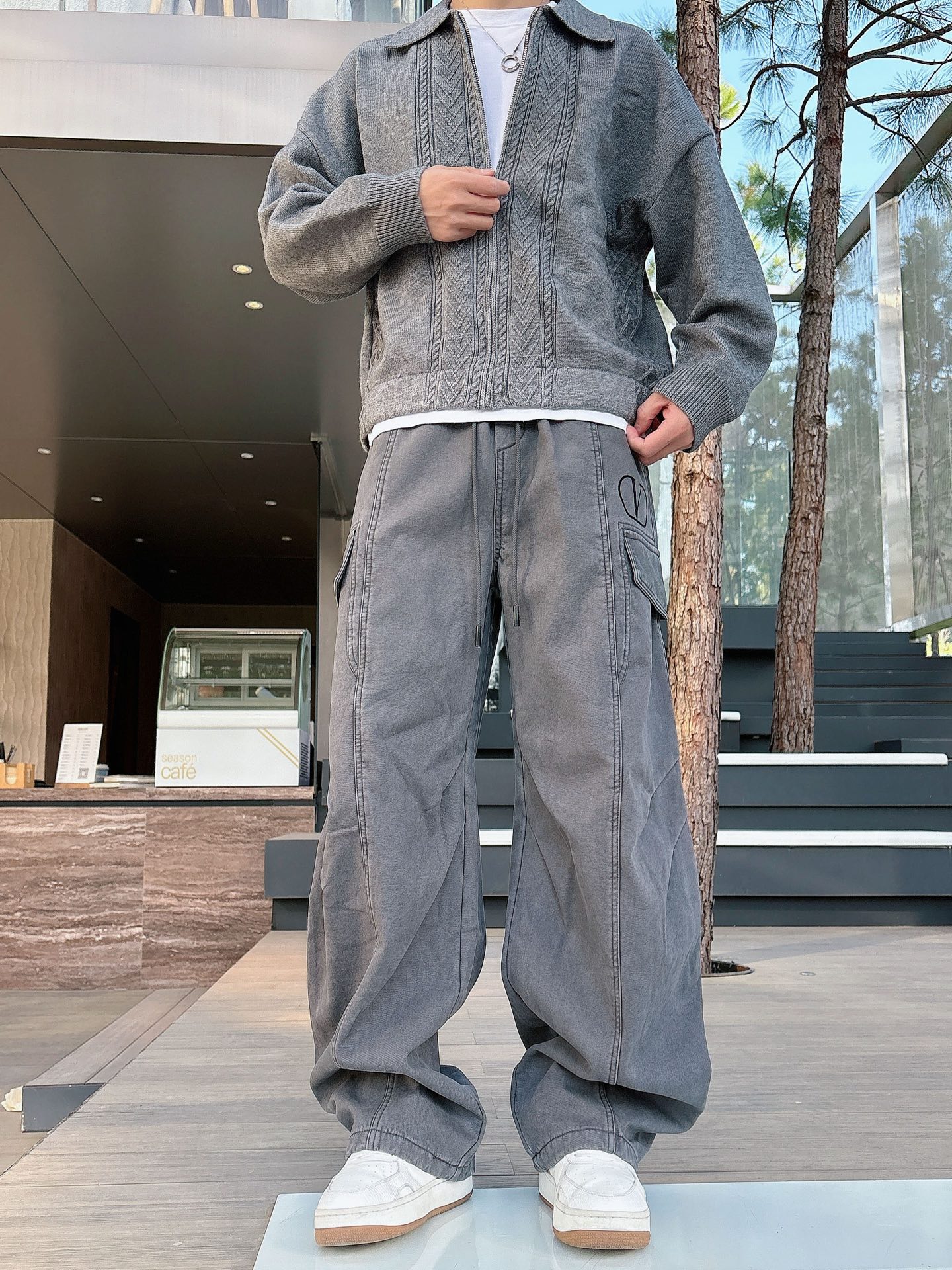 华伦🔥🔥冬季新款加绒直筒裤，采用进口优质斜纹棉水洗面料，整体采用水洗做旧设计工艺，面料柔软舒适！两侧工装