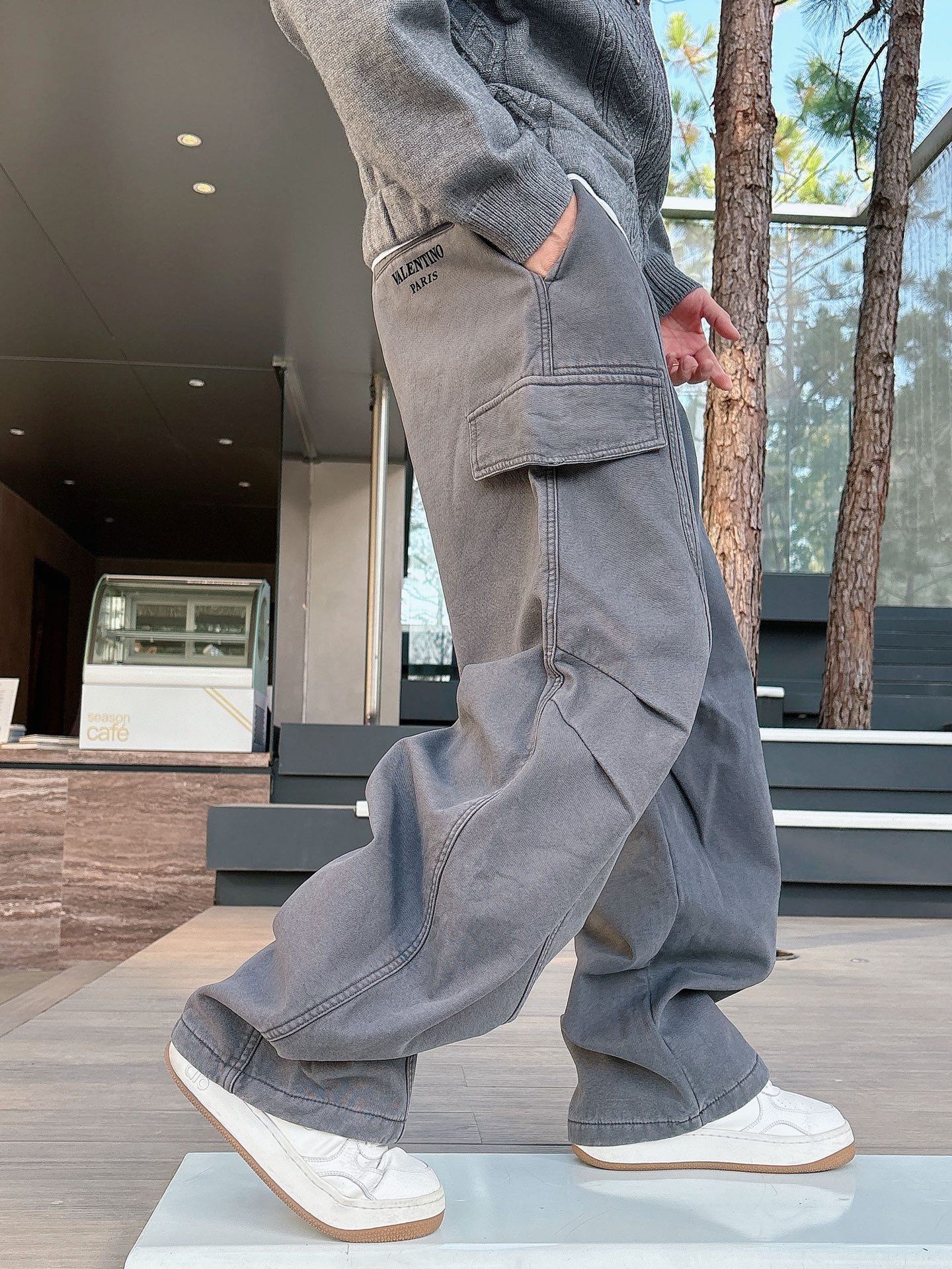 华伦🔥🔥冬季新款加绒直筒裤，采用进口优质斜纹棉水洗面料，整体采用水洗做旧设计工艺，面料柔软舒适！两侧工装