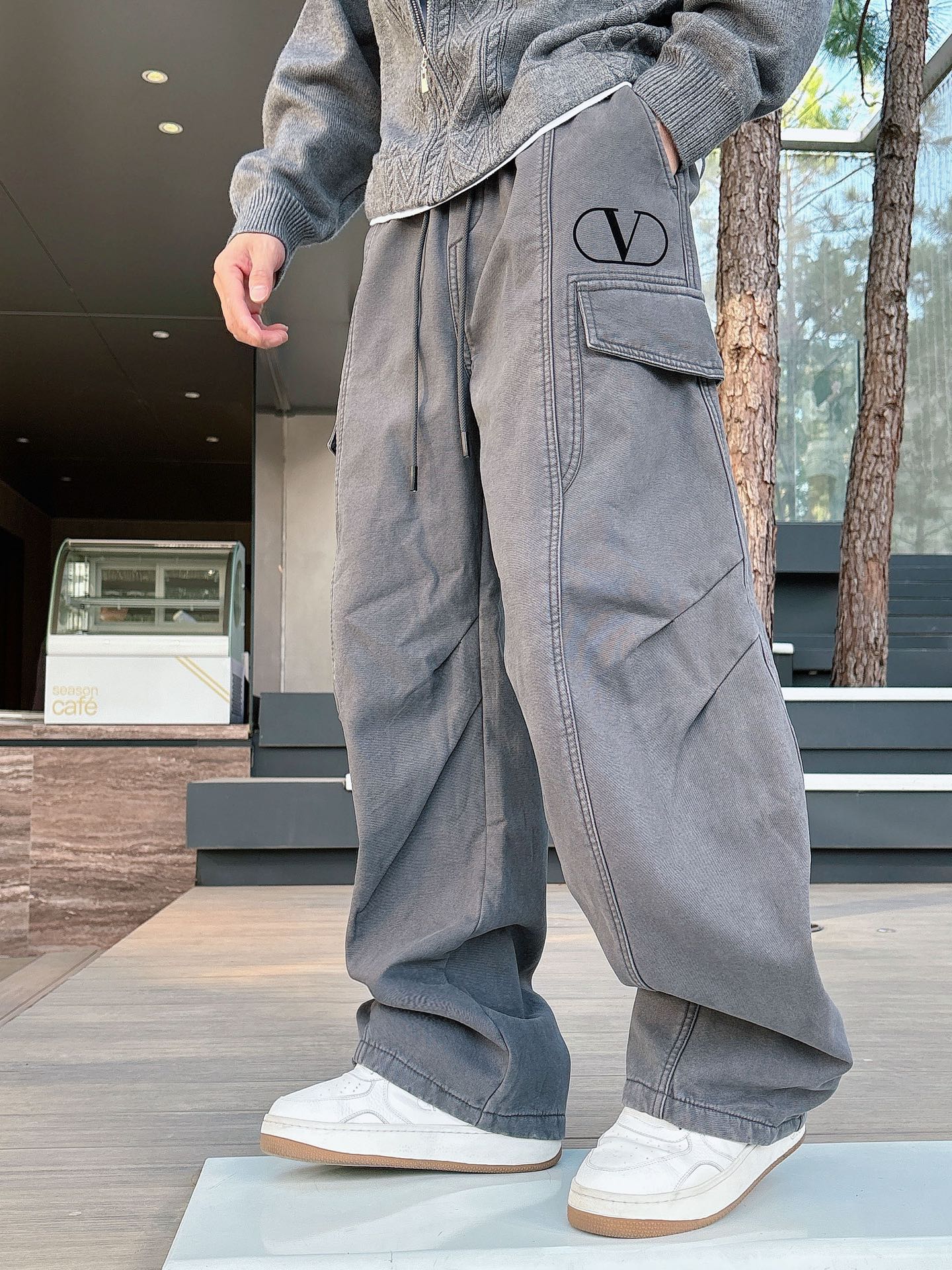 华伦🔥🔥冬季新款加绒直筒裤，采用进口优质斜纹棉水洗面料，整体采用水洗做旧设计工艺，面料柔软舒适！两侧工装