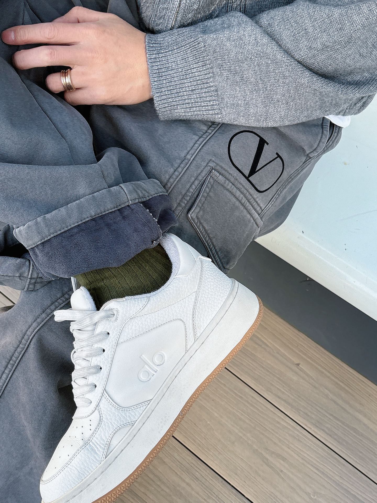 华伦🔥🔥冬季新款加绒直筒裤，采用进口优质斜纹棉水洗面料，整体采用水洗做旧设计工艺，面料柔软舒适！两侧工装