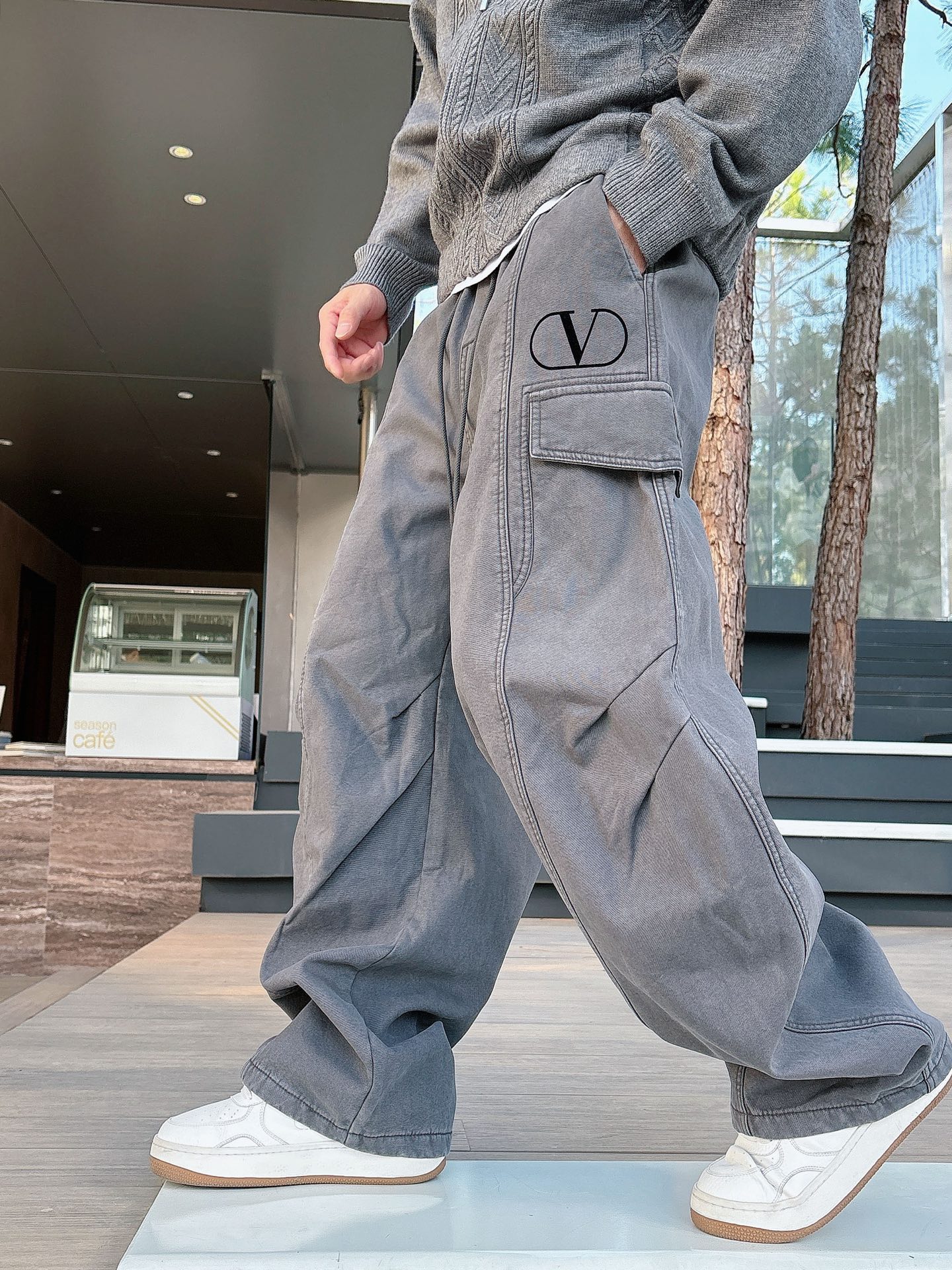 华伦🔥🔥冬季新款加绒直筒裤，采用进口优质斜纹棉水洗面料，整体采用水洗做旧设计工艺，面料柔软舒适！两侧工装