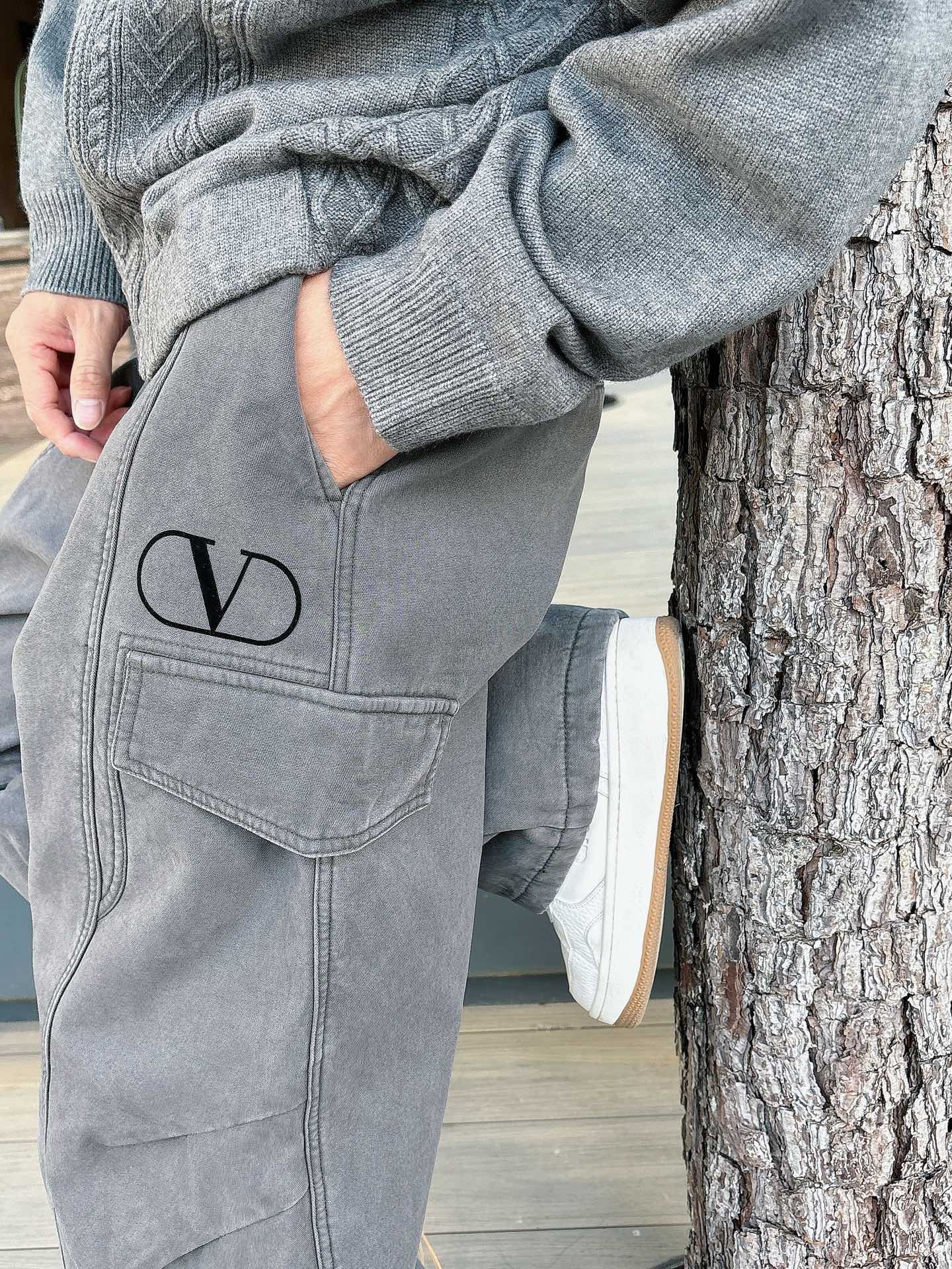 华伦🔥🔥冬季新款加绒直筒裤，采用进口优质斜纹棉水洗面料，整体采用水洗做旧设计工艺，面料柔软舒适！两侧工装