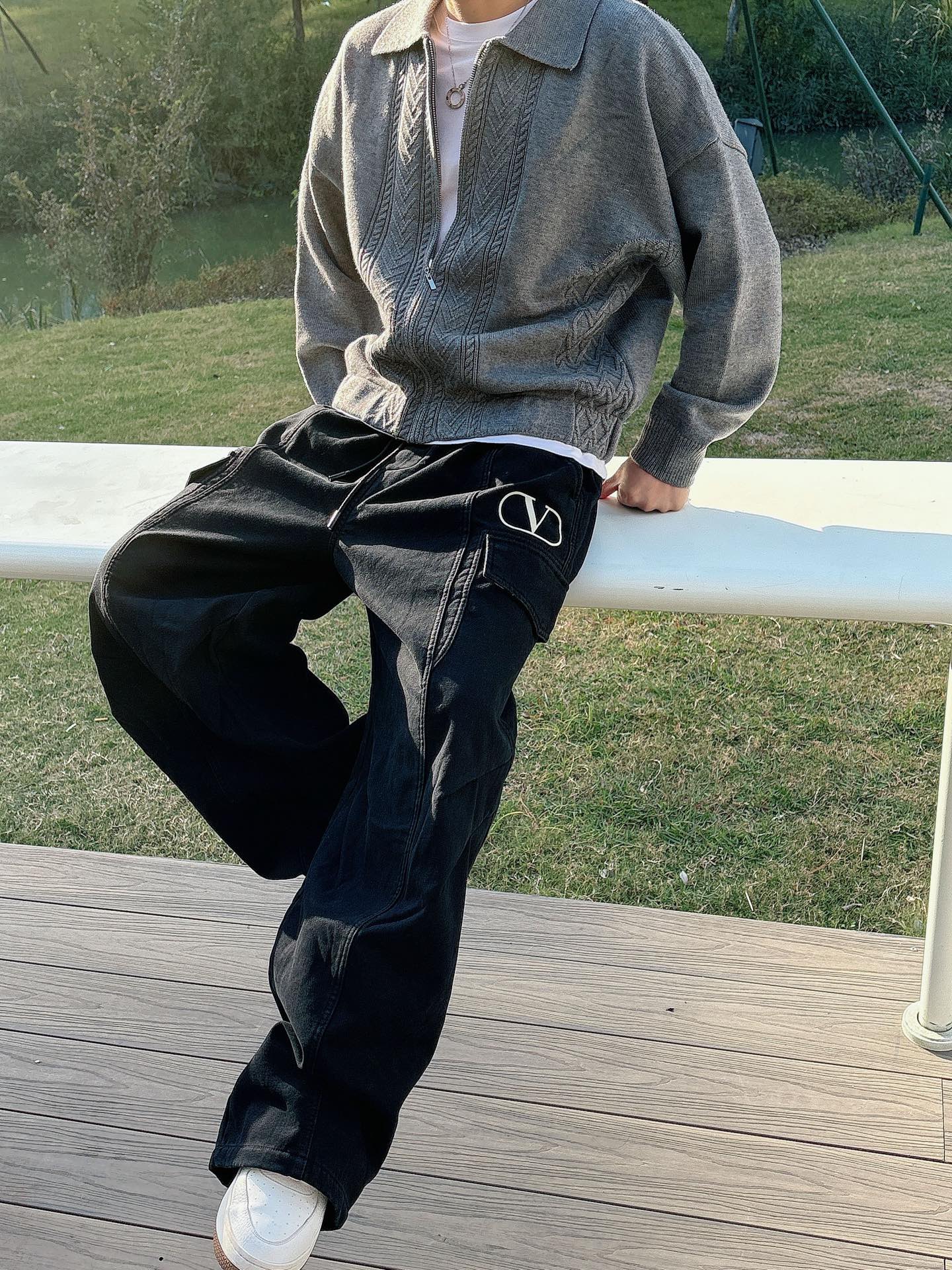 华伦🔥🔥冬季新款加绒直筒裤，采用进口优质斜纹棉水洗面料，整体采用水洗做旧设计工艺，面料柔软舒适！两侧工装