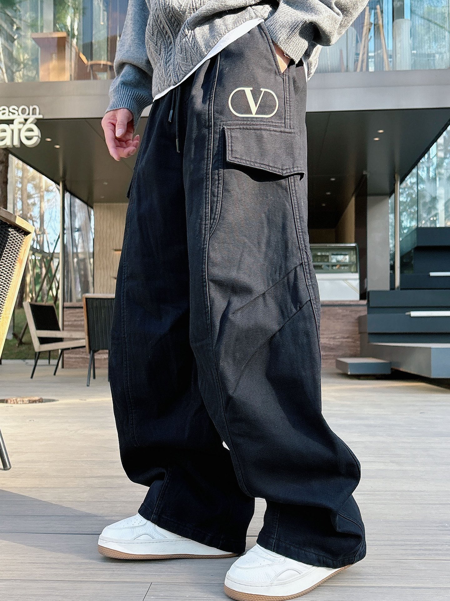 华伦🔥🔥冬季新款加绒直筒裤，采用进口优质斜纹棉水洗面料，整体采用水洗做旧设计工艺，面料柔软舒适！两侧工装