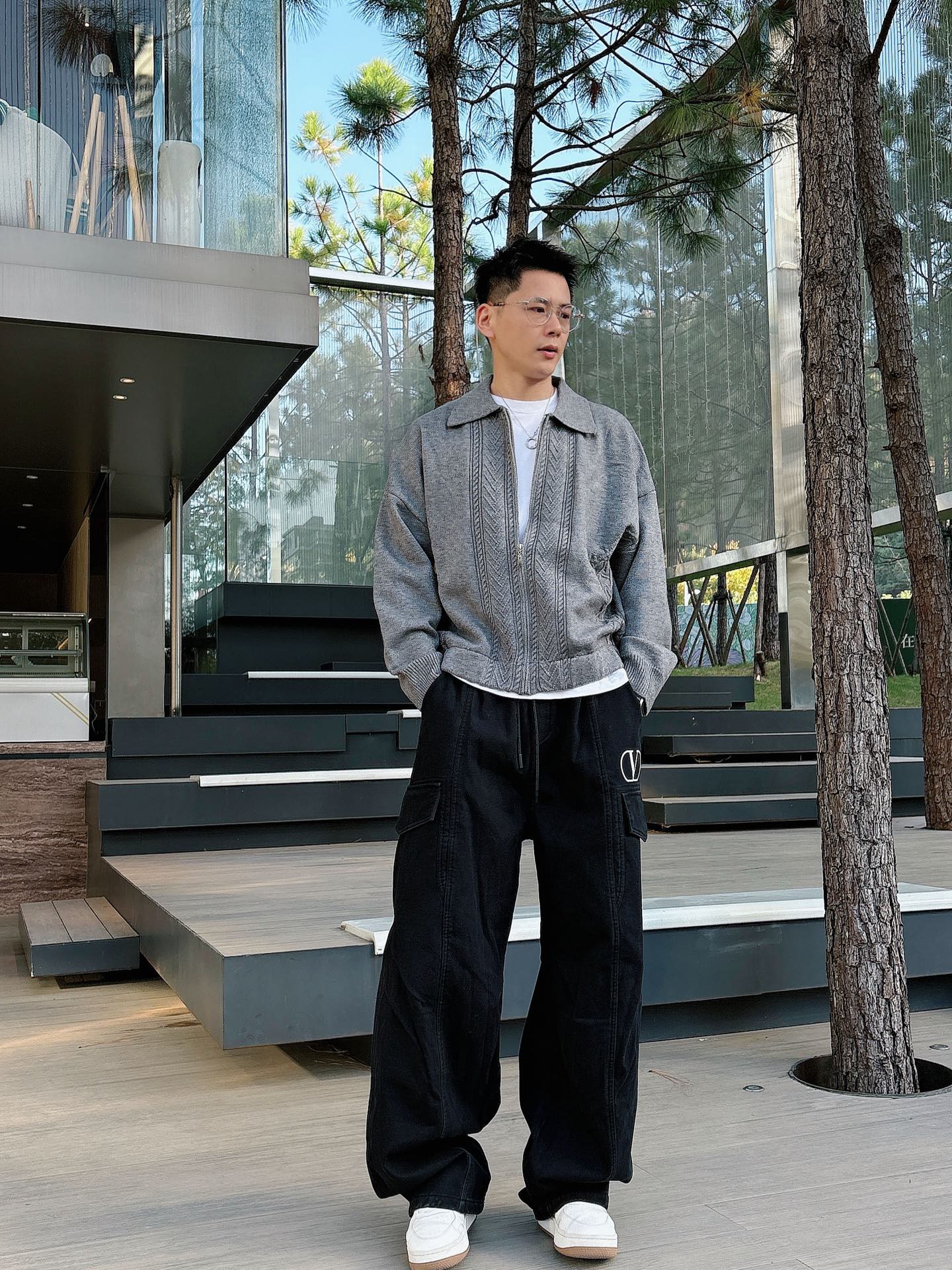 华伦🔥🔥冬季新款加绒直筒裤，采用进口优质斜纹棉水洗面料，整体采用水洗做旧设计工艺，面料柔软舒适！两侧工装