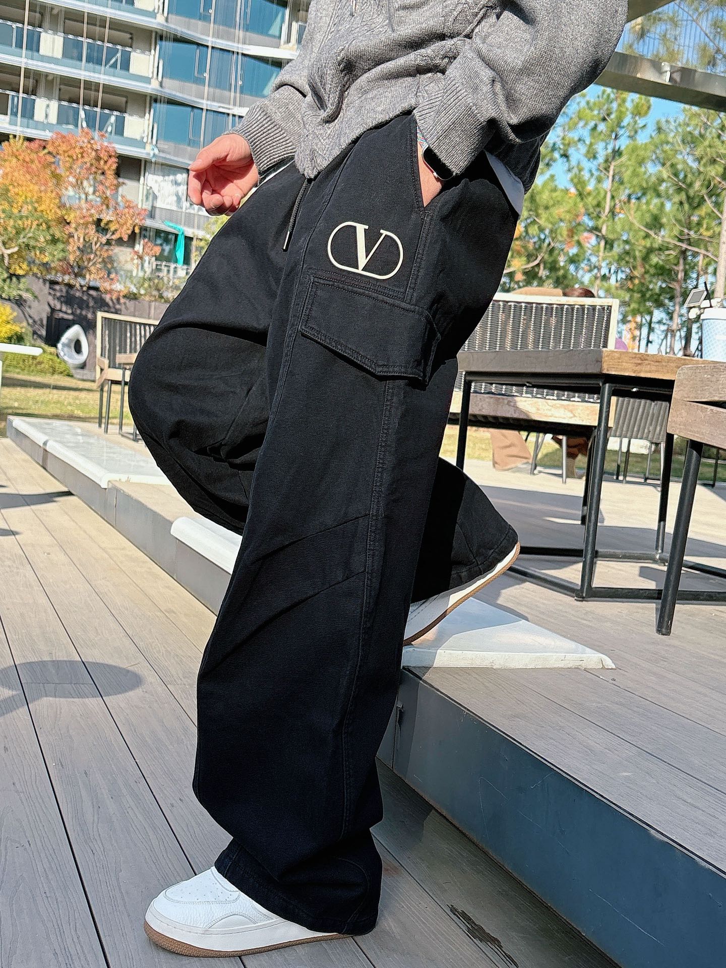 华伦🔥🔥冬季新款加绒直筒裤，采用进口优质斜纹棉水洗面料，整体采用水洗做旧设计工艺，面料柔软舒适！两侧工装