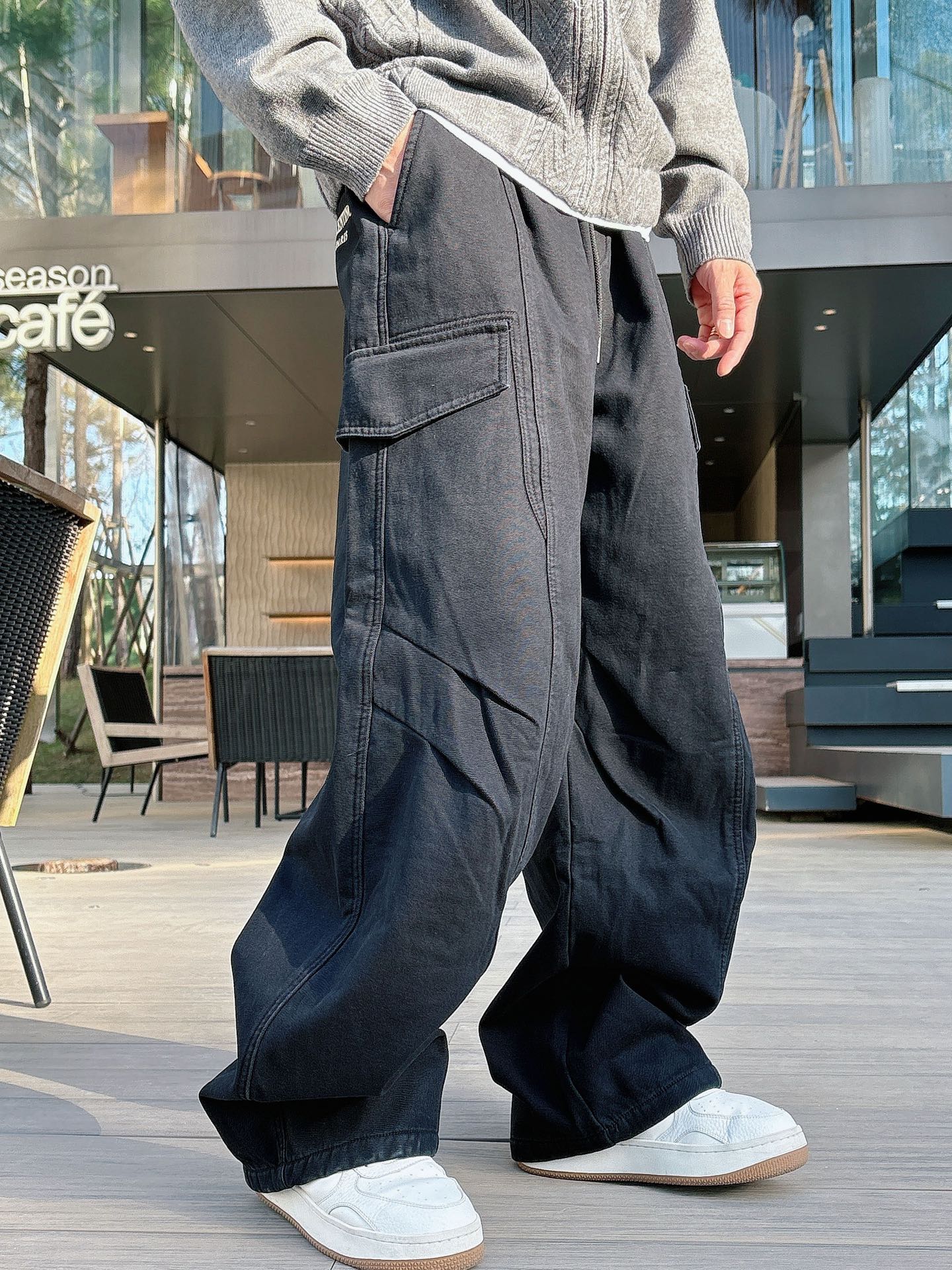 华伦🔥🔥冬季新款加绒直筒裤，采用进口优质斜纹棉水洗面料，整体采用水洗做旧设计工艺，面料柔软舒适！两侧工装