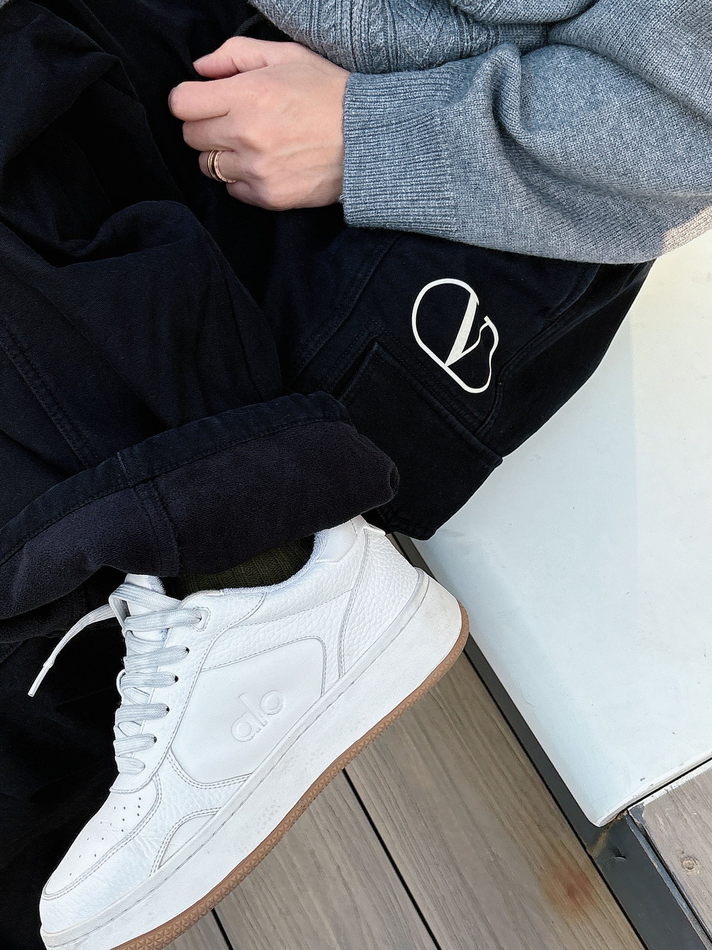 华伦🔥🔥冬季新款加绒直筒裤，采用进口优质斜纹棉水洗面料，整体采用水洗做旧设计工艺，面料柔软舒适！两侧工装