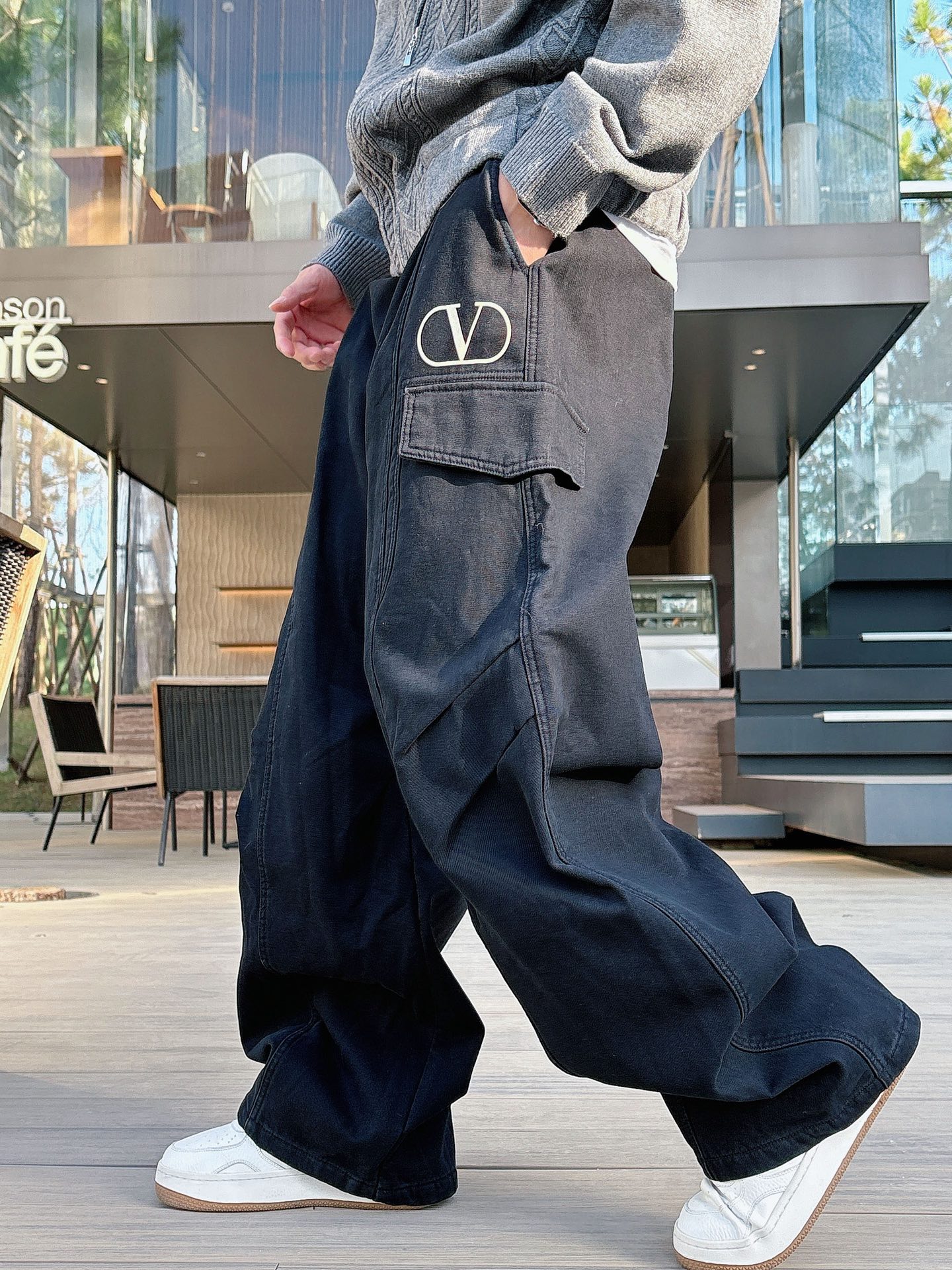 华伦🔥🔥冬季新款加绒直筒裤，采用进口优质斜纹棉水洗面料，整体采用水洗做旧设计工艺，面料柔软舒适！两侧工装