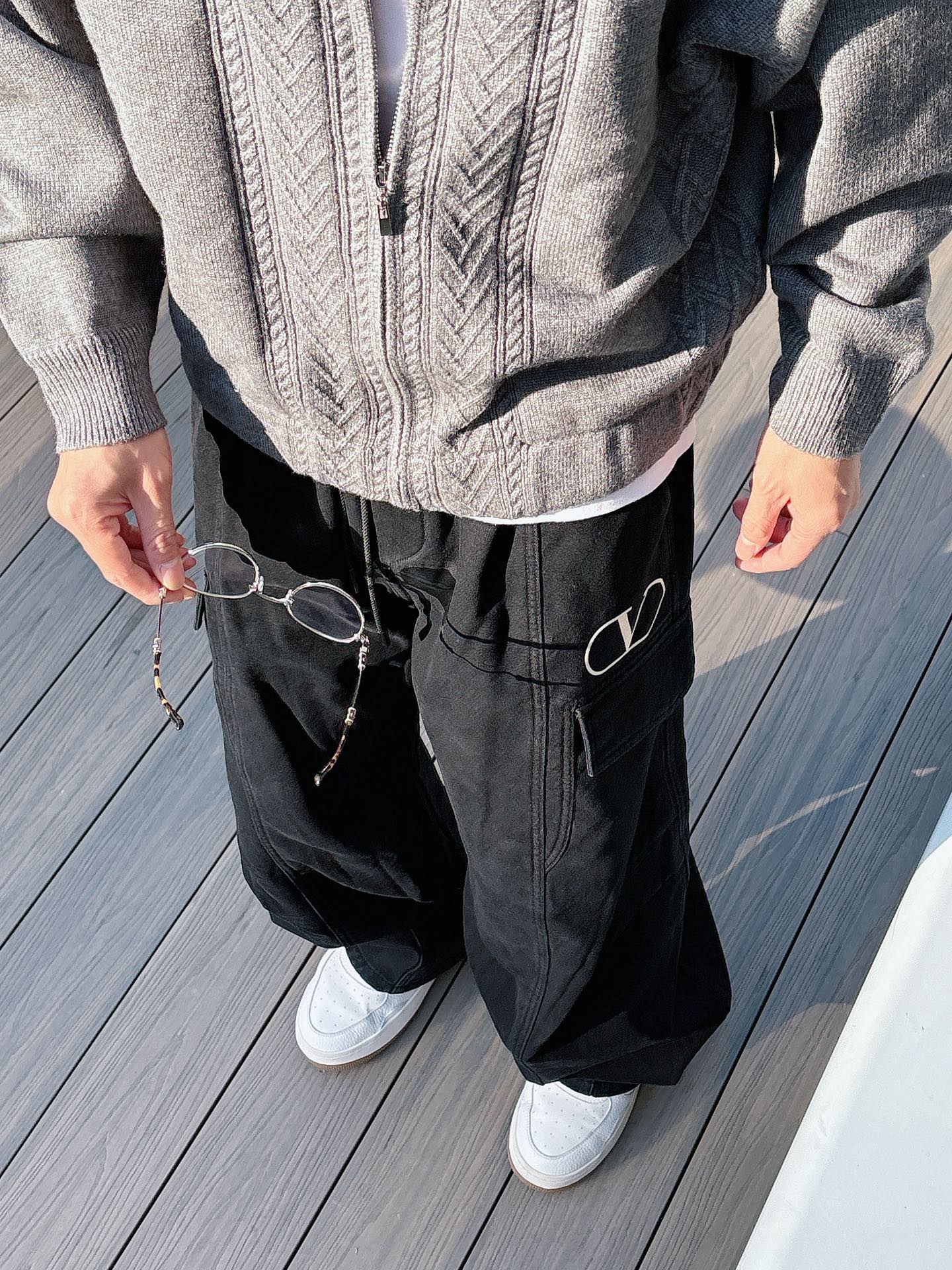 华伦🔥🔥冬季新款加绒直筒裤，采用进口优质斜纹棉水洗面料，整体采用水洗做旧设计工艺，面料柔软舒适！两侧工装