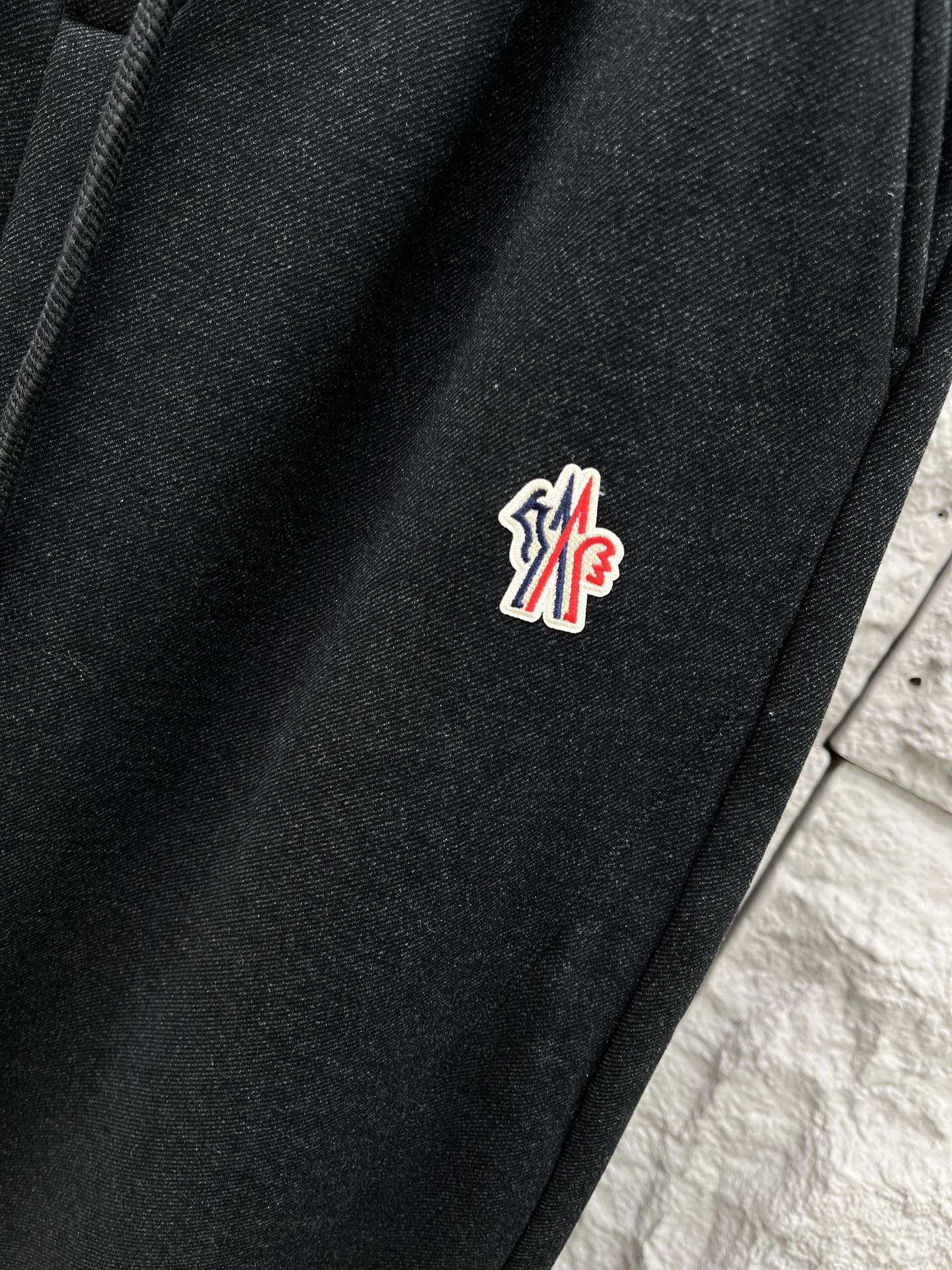 蒙口🔥🔥冬季新款加绒休闲裤，采用混纺呢子面料打造，舒适保暖轻肤软糯，非常有垂感不显臃肿。前面品牌标识设计