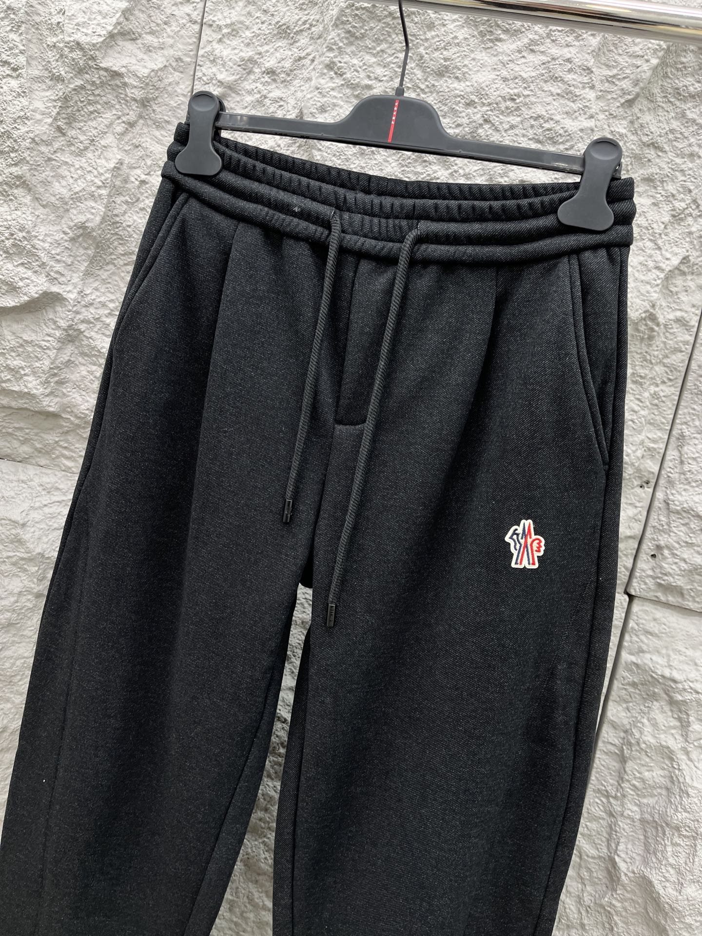 蒙口🔥🔥冬季新款加绒休闲裤，采用混纺呢子面料打造，舒适保暖轻肤软糯，非常有垂感不显臃肿。前面品牌标识设计