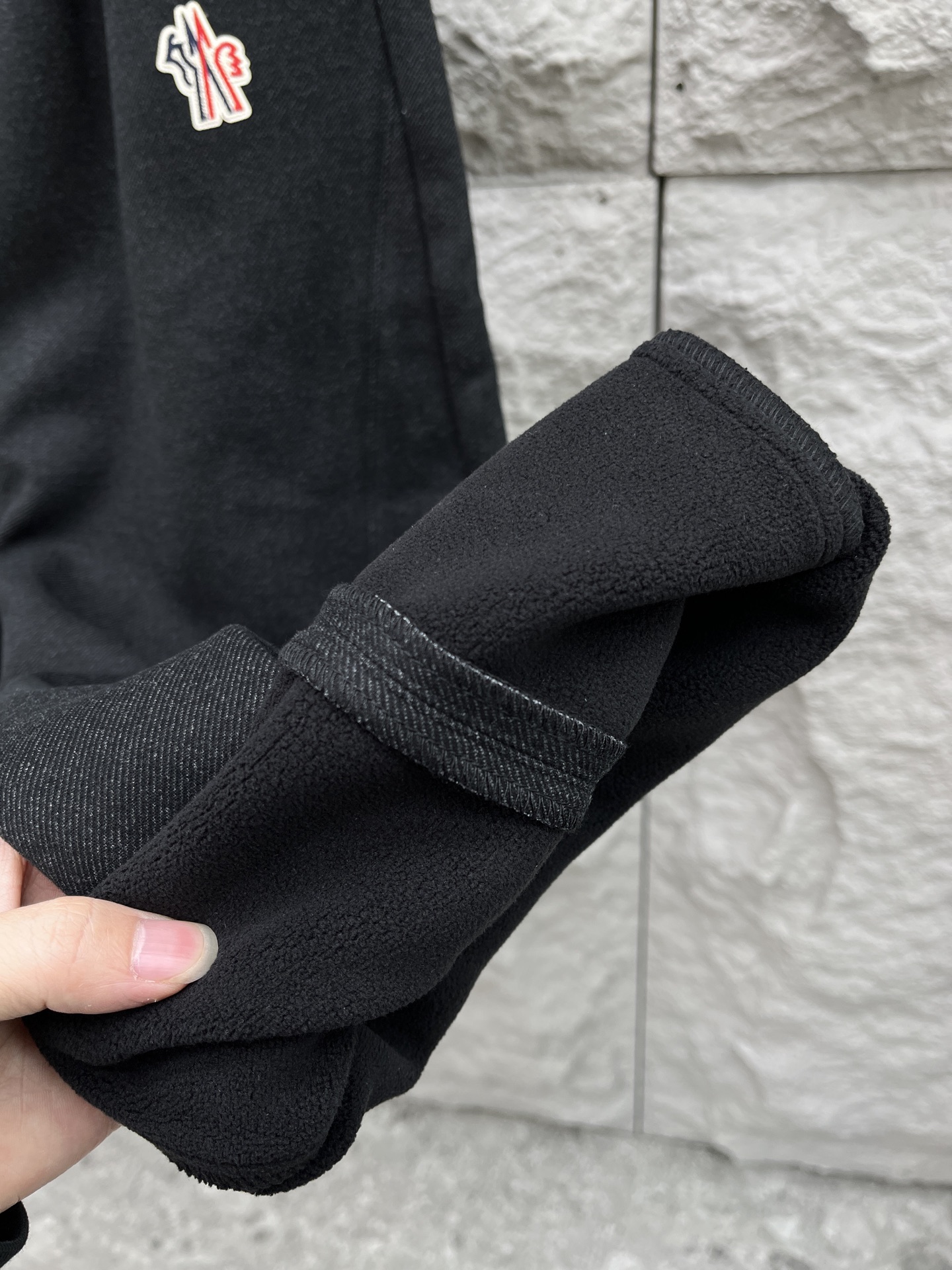 蒙口🔥🔥冬季新款加绒休闲裤，采用混纺呢子面料打造，舒适保暖轻肤软糯，非常有垂感不显臃肿。前面品牌标识设计