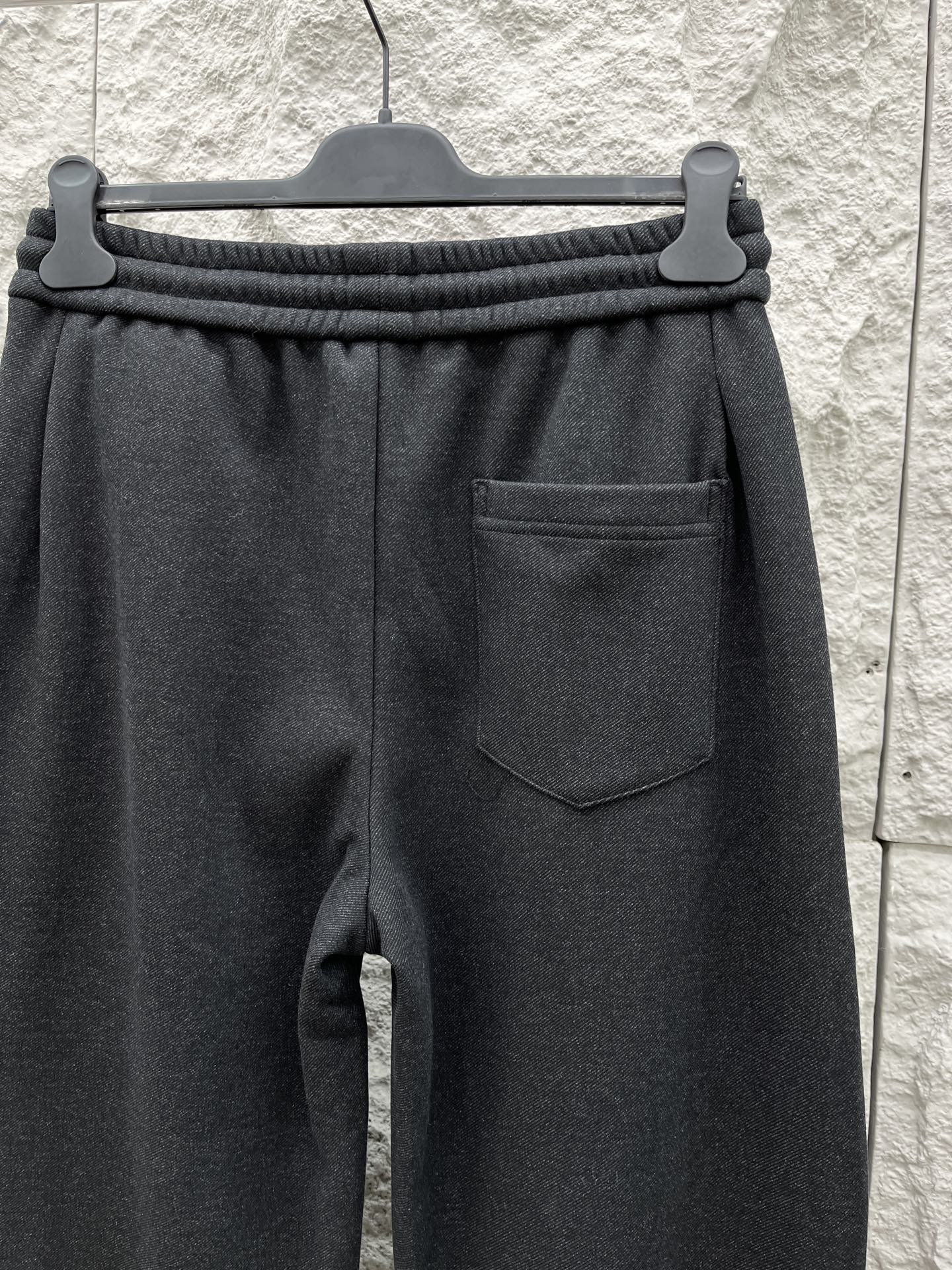 蒙口🔥🔥冬季新款加绒休闲裤，采用混纺呢子面料打造，舒适保暖轻肤软糯，非常有垂感不显臃肿。前面品牌标识设计