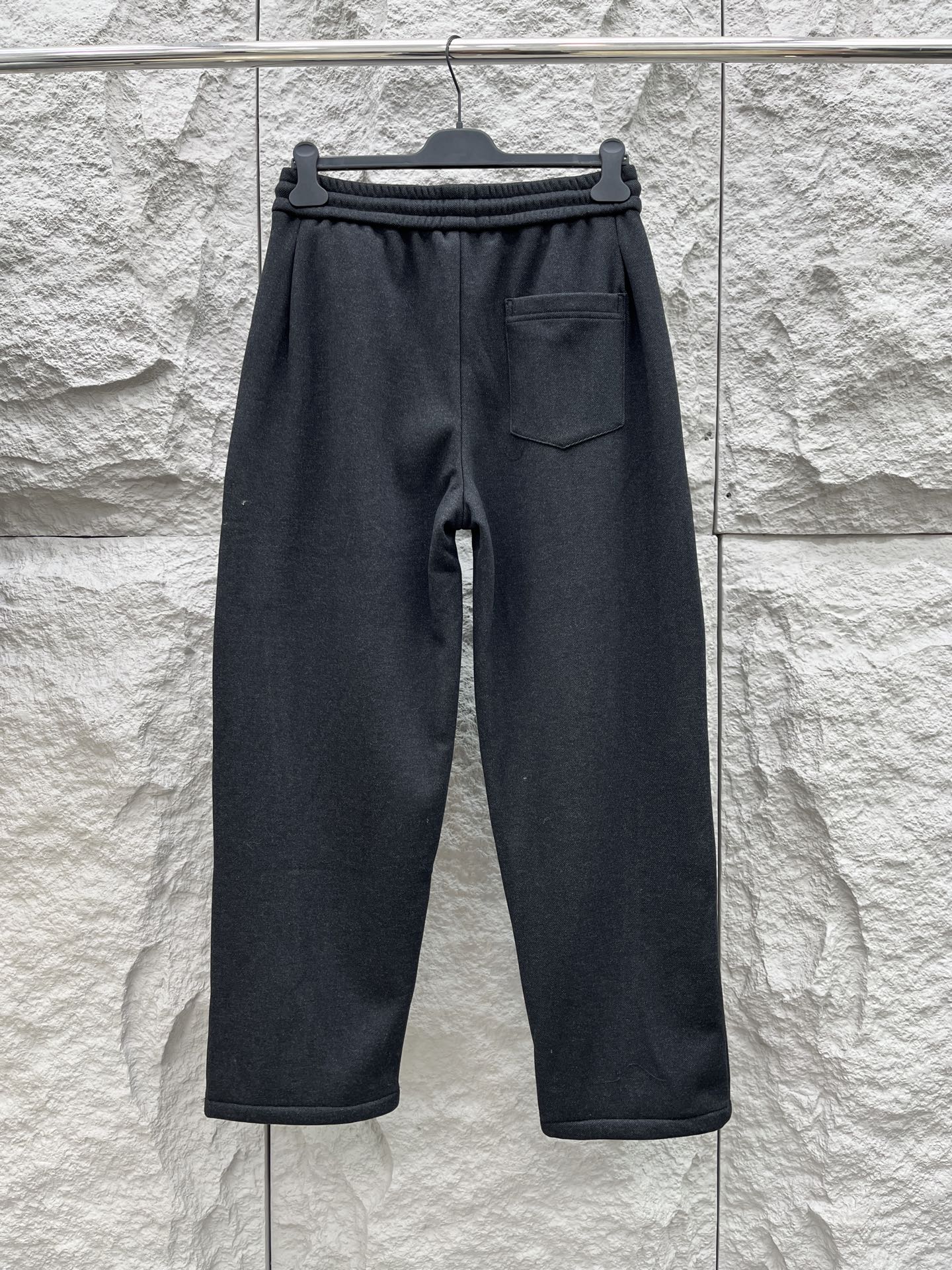 蒙口🔥🔥冬季新款加绒休闲裤，采用混纺呢子面料打造，舒适保暖轻肤软糯，非常有垂感不显臃肿。前面品牌标识设计