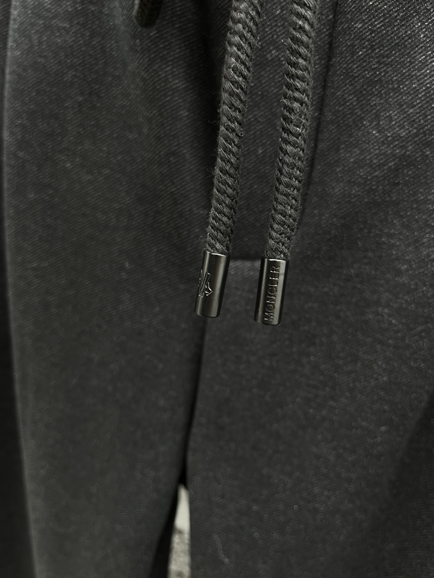 蒙口🔥🔥冬季新款加绒休闲裤，采用混纺呢子面料打造，舒适保暖轻肤软糯，非常有垂感不显臃肿。前面品牌标识设计