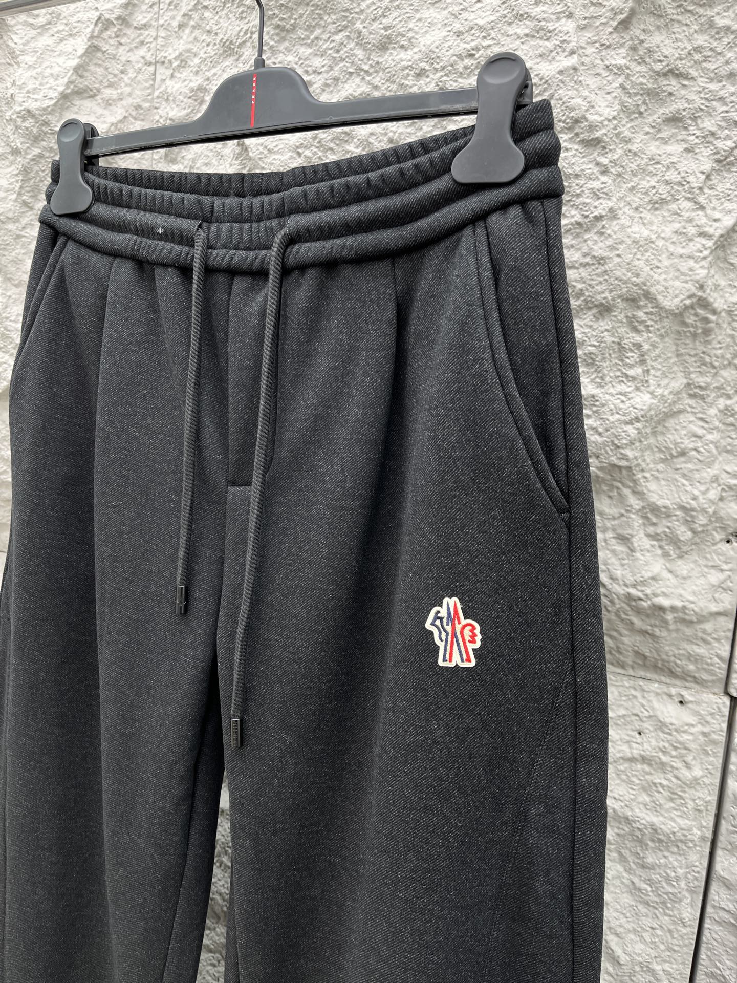 蒙口🔥🔥冬季新款加绒休闲裤，采用混纺呢子面料打造，舒适保暖轻肤软糯，非常有垂感不显臃肿。前面品牌标识设计