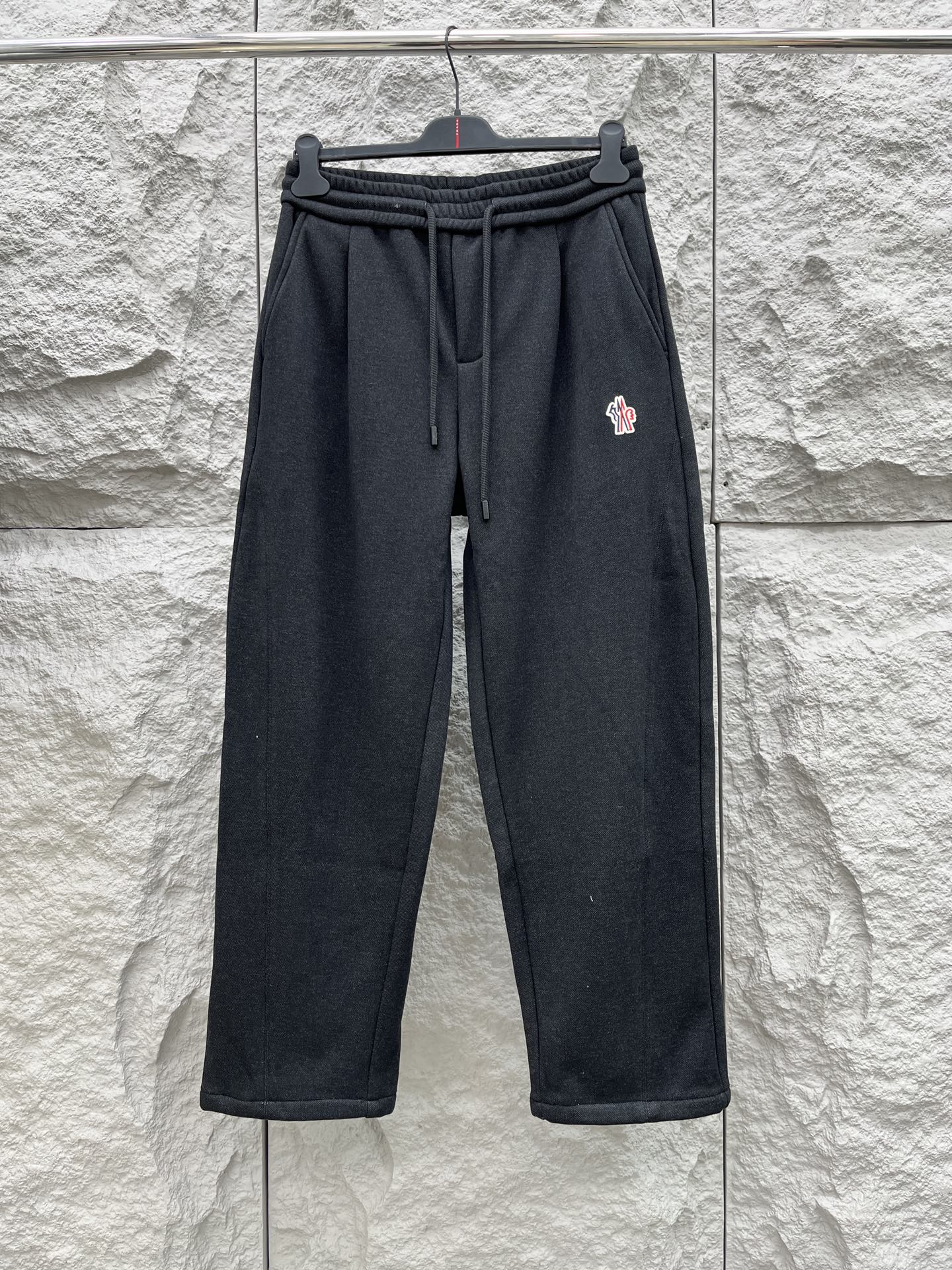 蒙口🔥🔥冬季新款加绒休闲裤，采用混纺呢子面料打造，舒适保暖轻肤软糯，非常有垂感不显臃肿。前面品牌标识设计