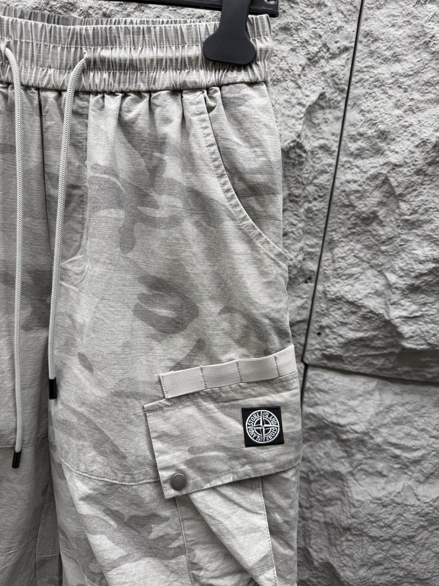 石头岛🔥🔥休闲迷彩直筒长裤，采用优质梭织材质，挺括有型，整体迷彩上身足够吸睛且回头率爆棚！休闲直筒裤装版