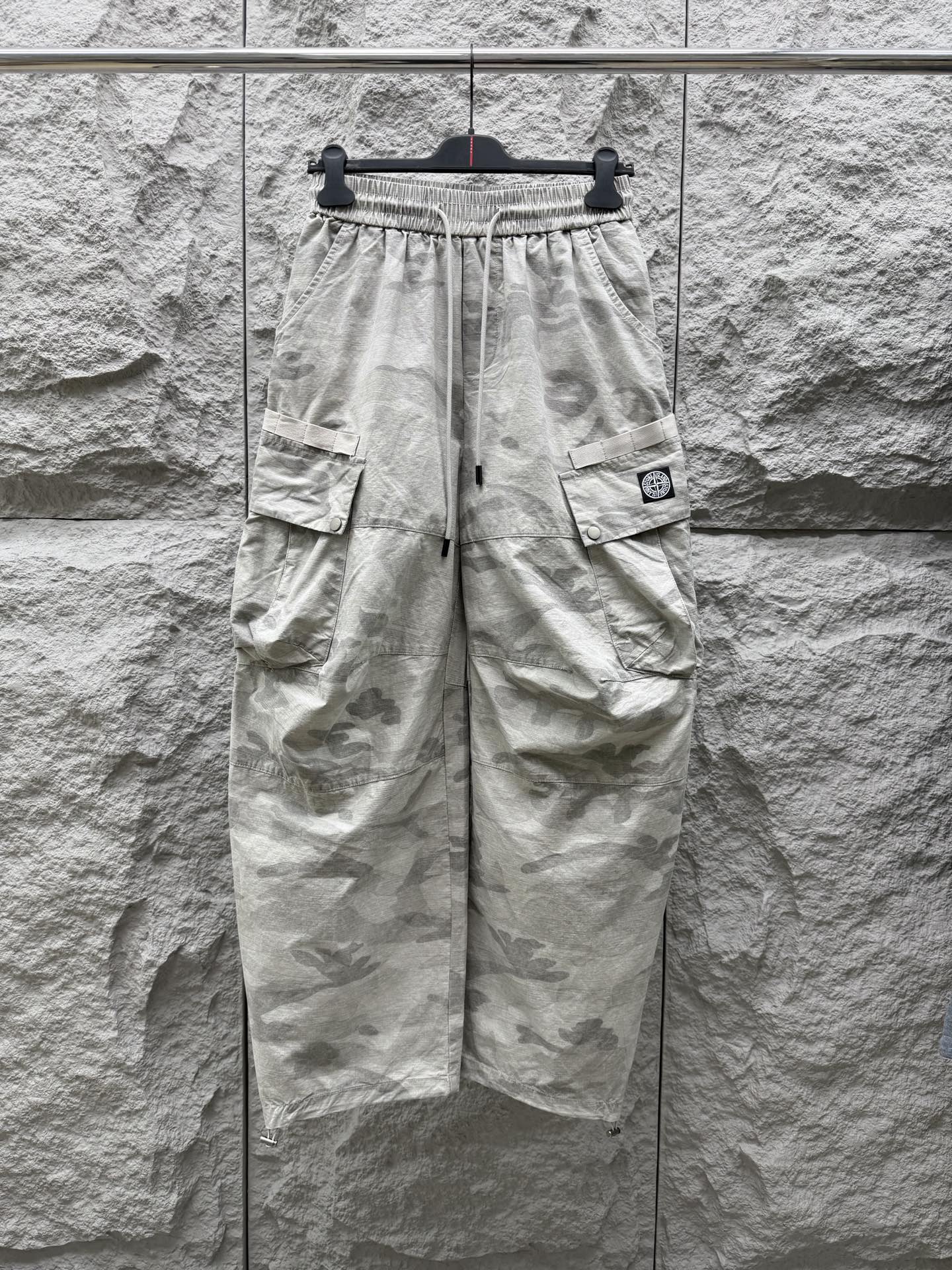 石头岛🔥🔥休闲迷彩直筒长裤，采用优质梭织材质，挺括有型，整体迷彩上身足够吸睛且回头率爆棚！休闲直筒裤装版