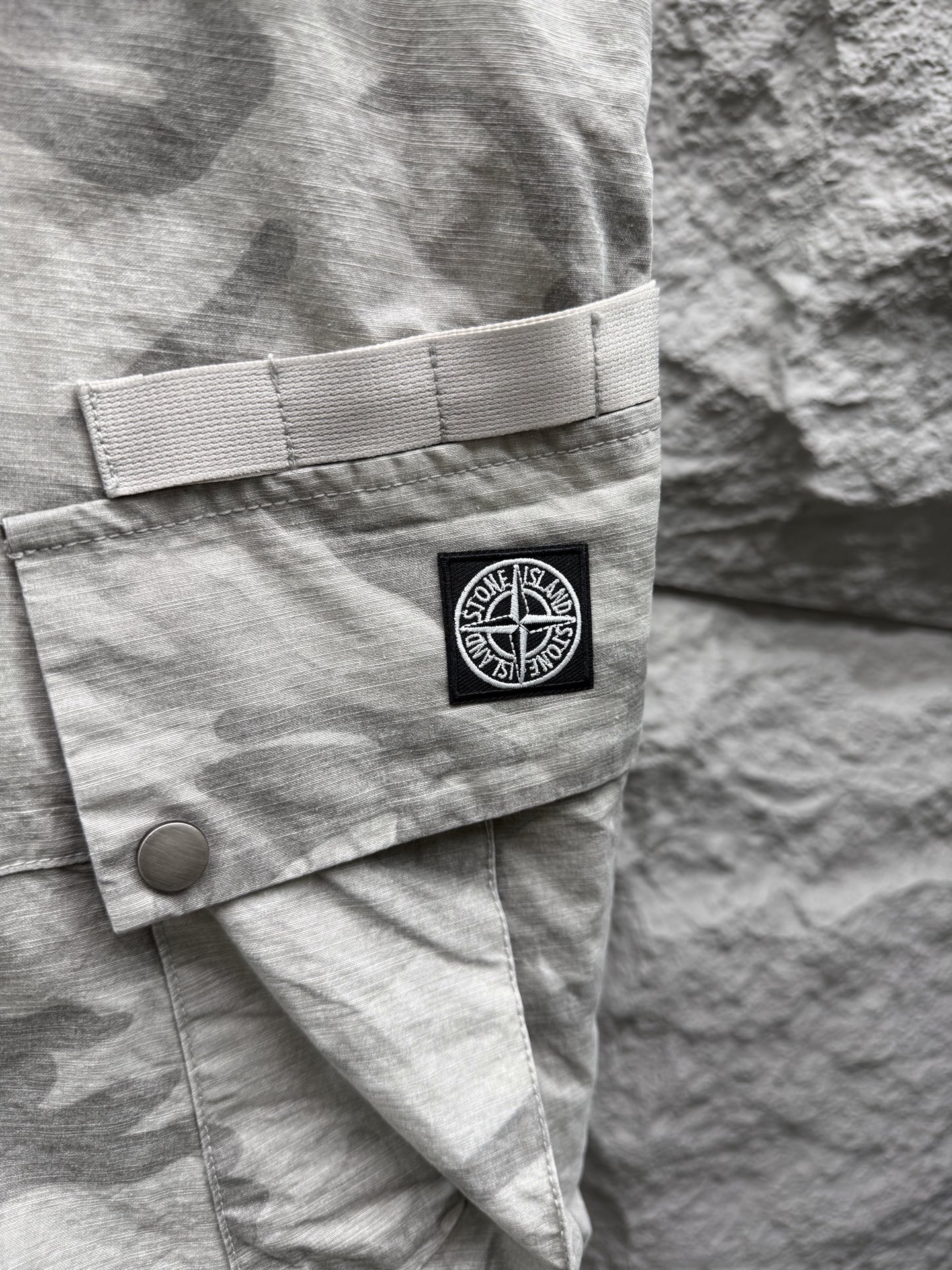 石头岛🔥🔥休闲迷彩直筒长裤，采用优质梭织材质，挺括有型，整体迷彩上身足够吸睛且回头率爆棚！休闲直筒裤装版