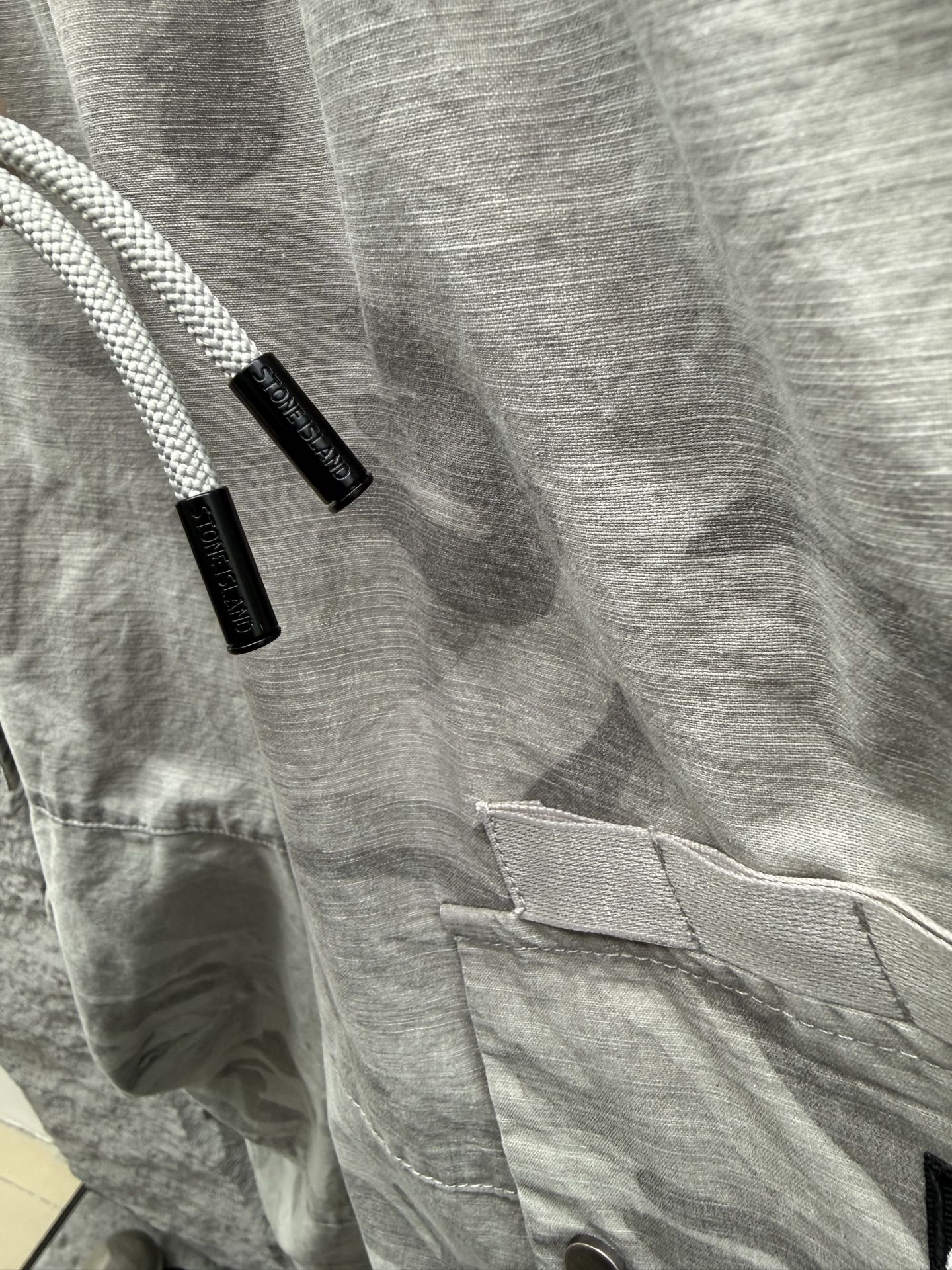 石头岛🔥🔥休闲迷彩直筒长裤，采用优质梭织材质，挺括有型，整体迷彩上身足够吸睛且回头率爆棚！休闲直筒裤装版