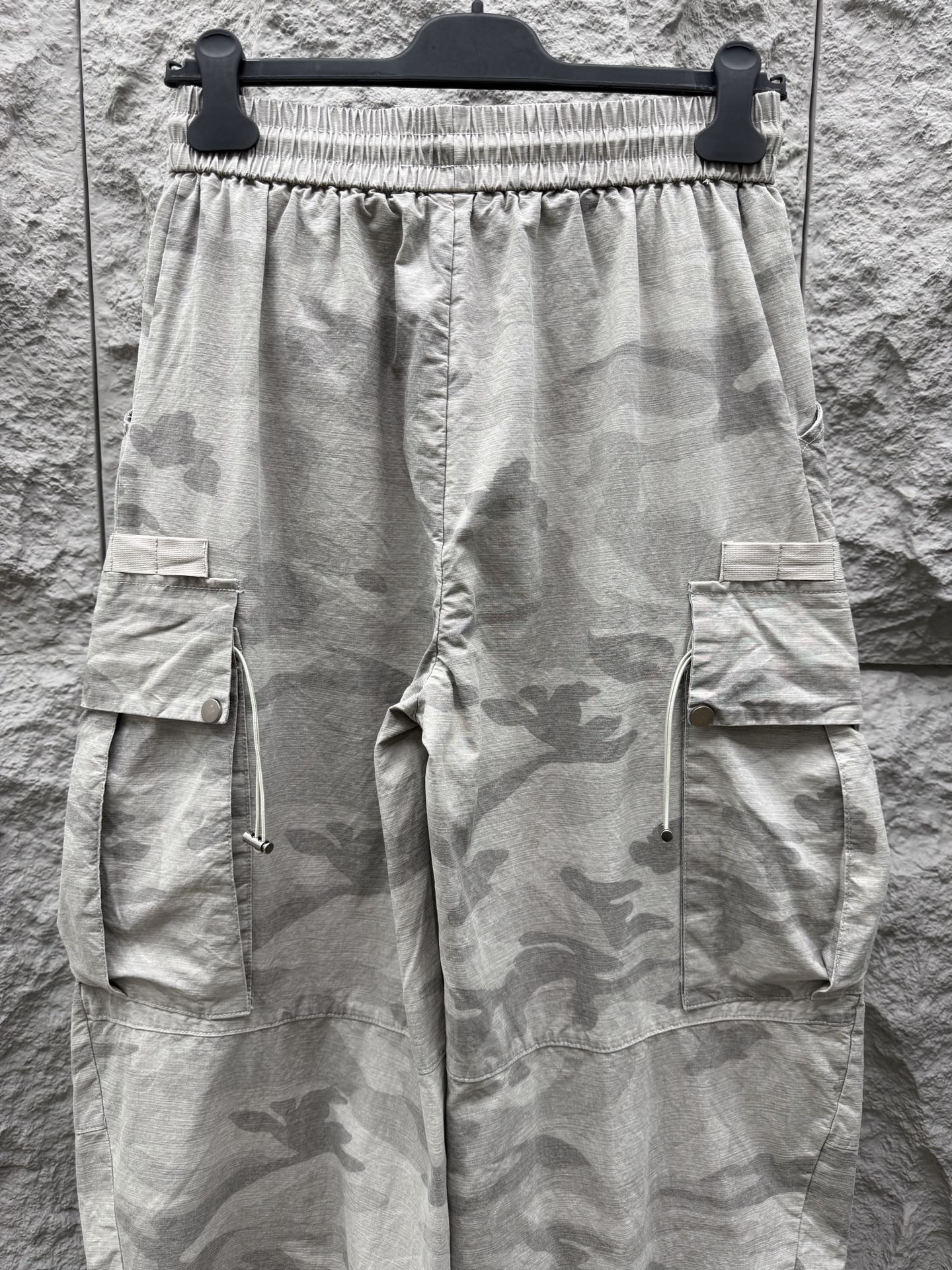 石头岛🔥🔥休闲迷彩直筒长裤，采用优质梭织材质，挺括有型，整体迷彩上身足够吸睛且回头率爆棚！休闲直筒裤装版