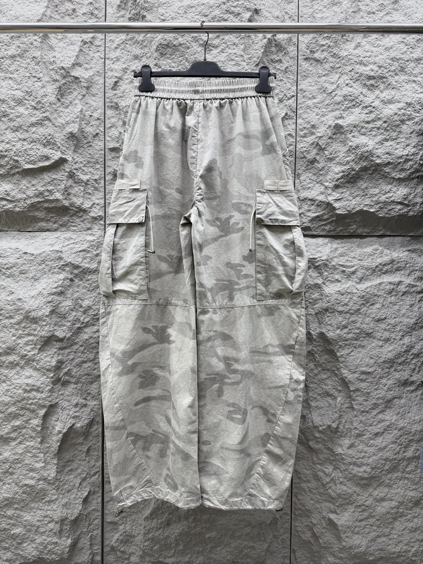 石头岛🔥🔥休闲迷彩直筒长裤，采用优质梭织材质，挺括有型，整体迷彩上身足够吸睛且回头率爆棚！休闲直筒裤装版