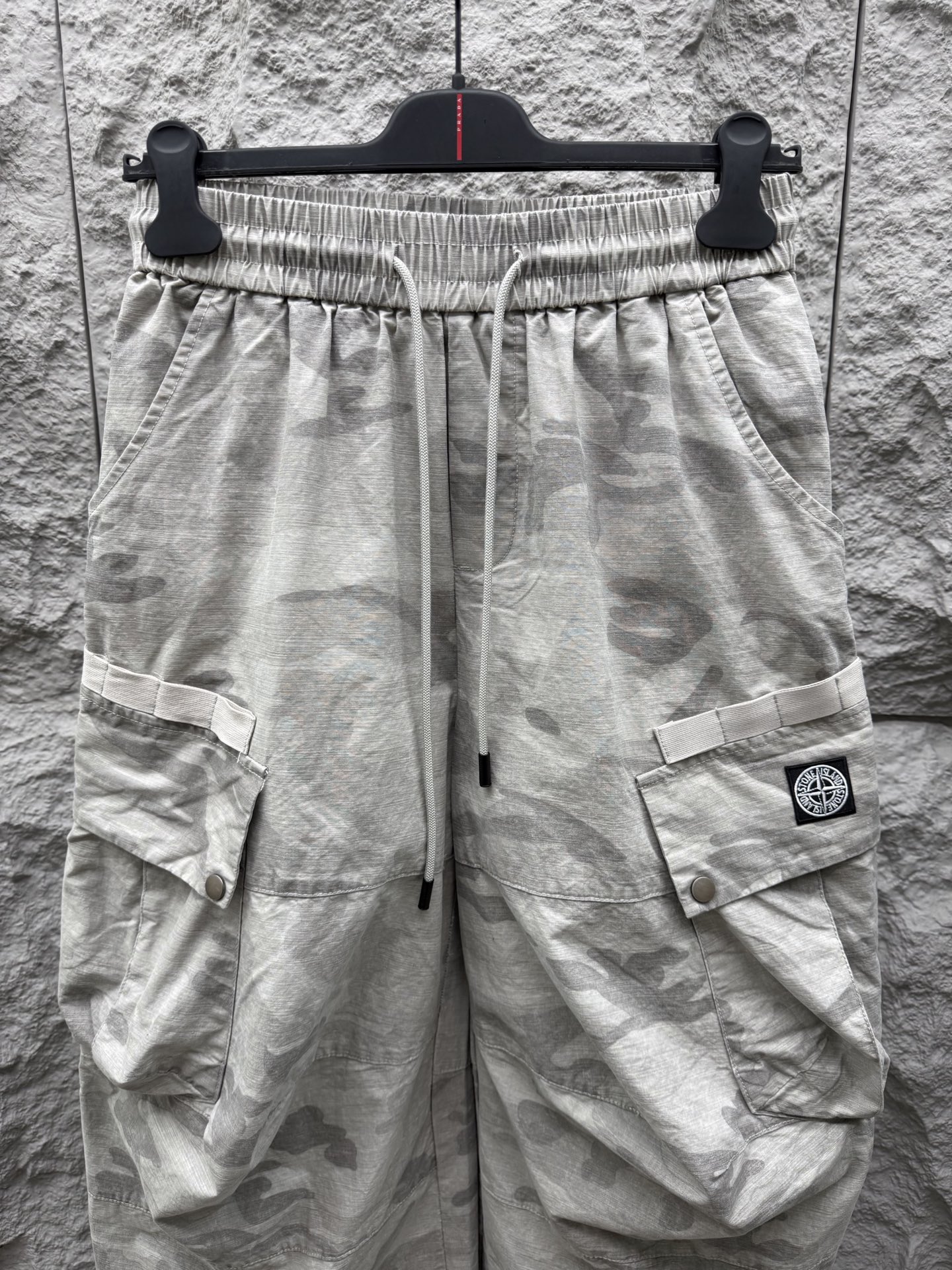 石头岛🔥🔥休闲迷彩直筒长裤，采用优质梭织材质，挺括有型，整体迷彩上身足够吸睛且回头率爆棚！休闲直筒裤装版