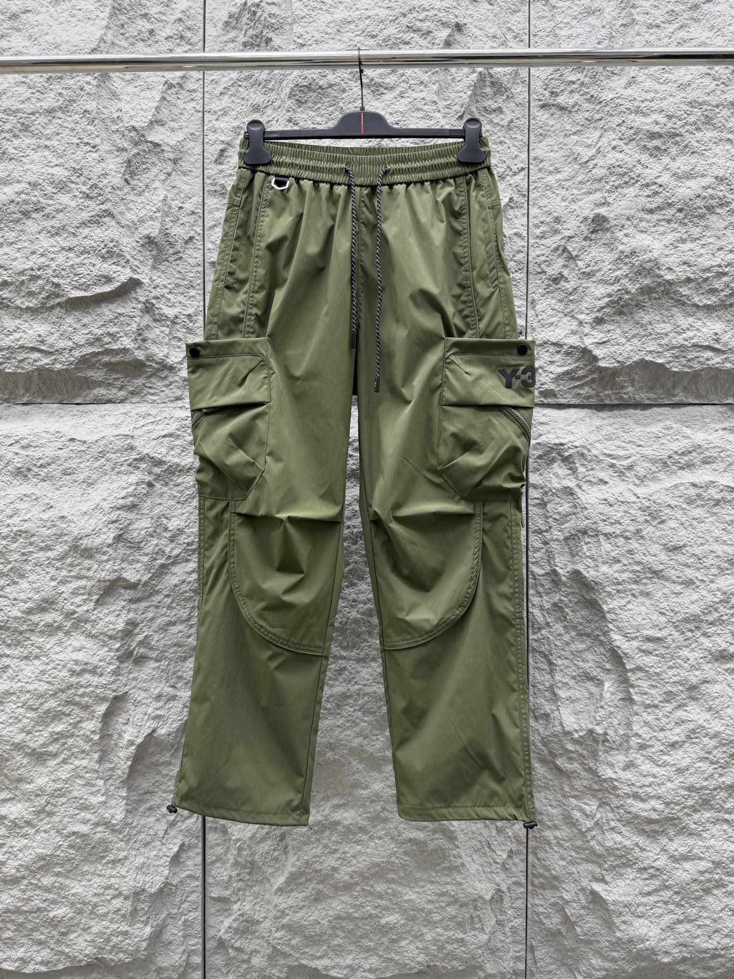 Y.3🔥🔥春夏季新款休闲裤，采用优质梭织材质，面料丝滑挺括，两侧工装口袋设计装饰，上身足够吸睛且回头率爆