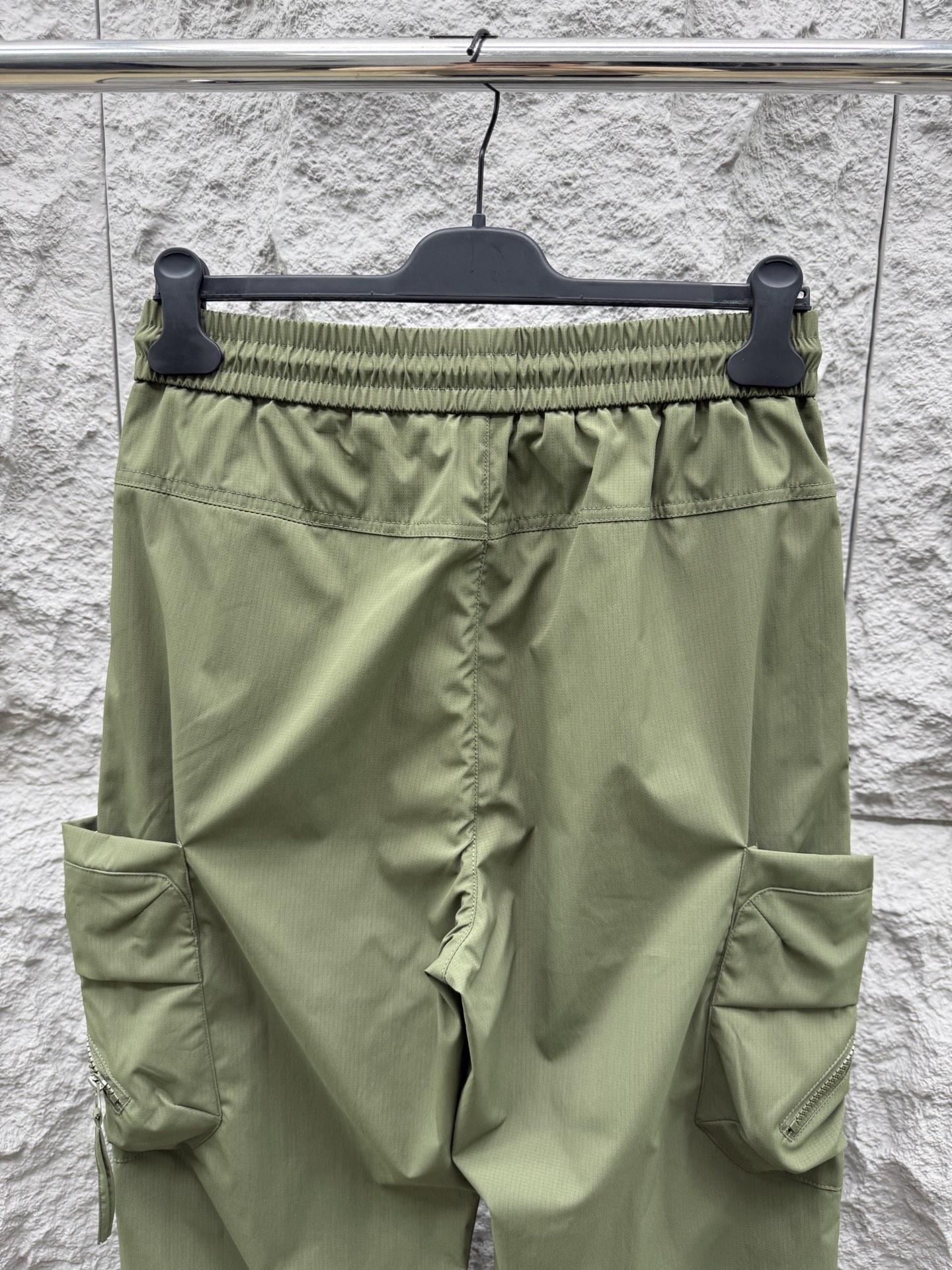 Y.3🔥🔥春夏季新款休闲裤，采用优质梭织材质，面料丝滑挺括，两侧工装口袋设计装饰，上身足够吸睛且回头率爆