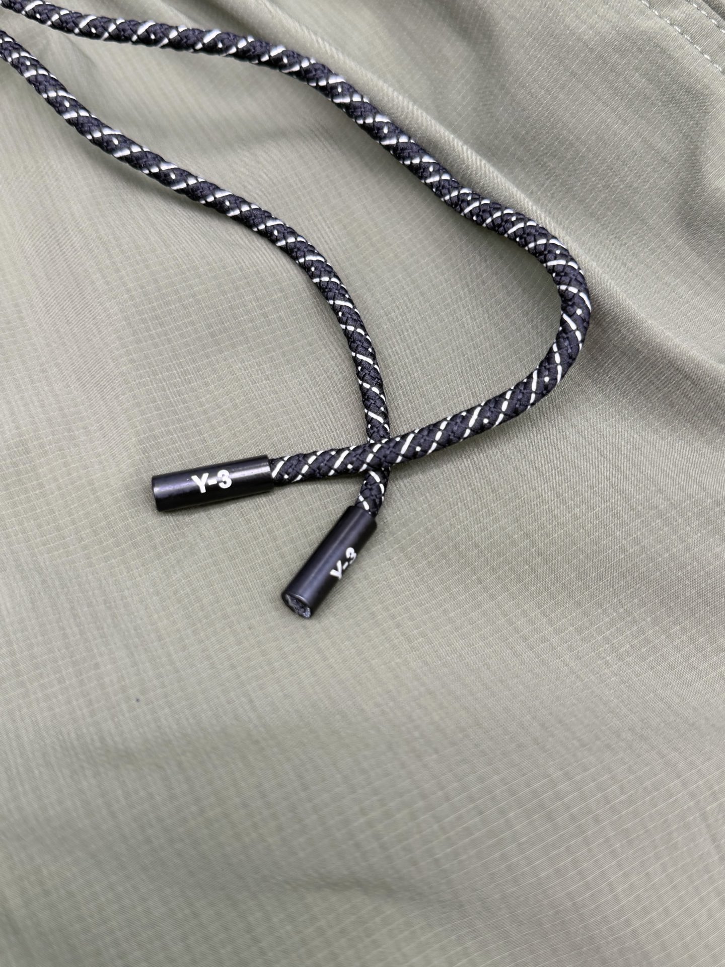 Y.3🔥🔥春夏季新款休闲裤，采用优质梭织材质，面料丝滑挺括，两侧工装口袋设计装饰，上身足够吸睛且回头率爆