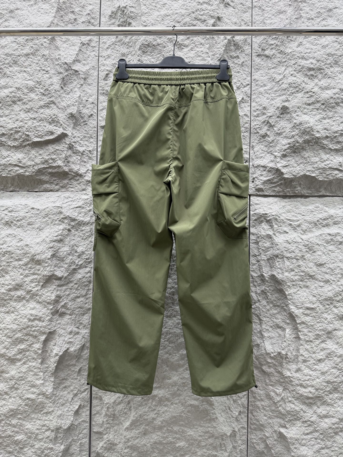 Y.3🔥🔥春夏季新款休闲裤，采用优质梭织材质，面料丝滑挺括，两侧工装口袋设计装饰，上身足够吸睛且回头率爆