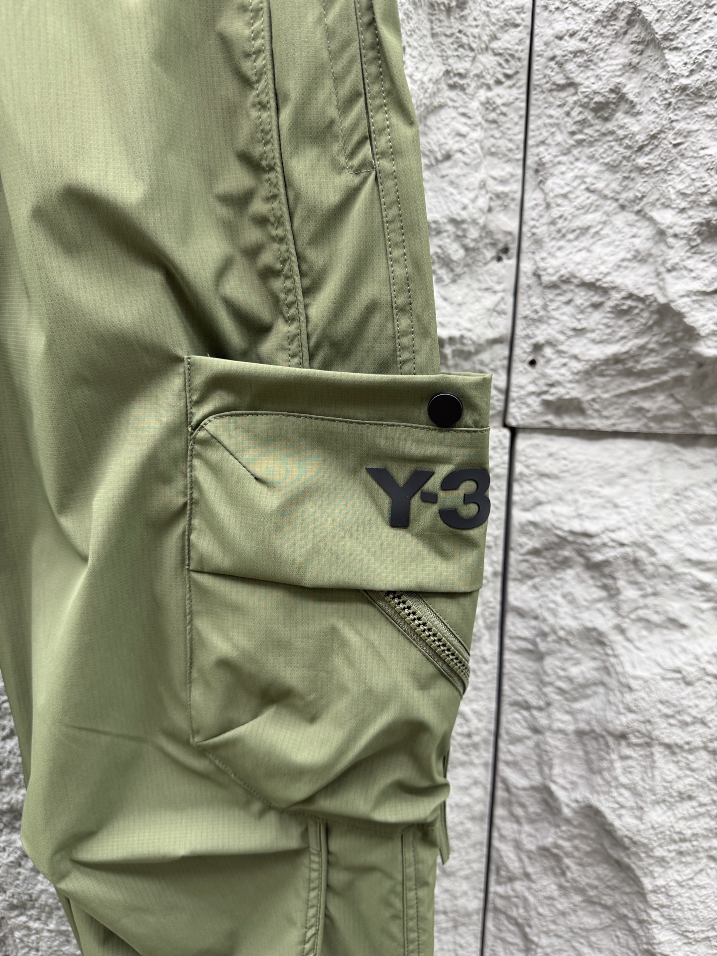 Y.3🔥🔥春夏季新款休闲裤，采用优质梭织材质，面料丝滑挺括，两侧工装口袋设计装饰，上身足够吸睛且回头率爆