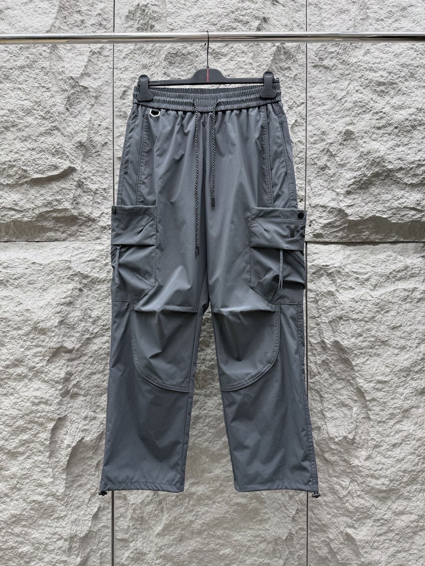 Y.3🔥🔥春夏季新款休闲裤，采用优质梭织材质，面料丝滑挺括，两侧工装口袋设计装饰，上身足够吸睛且回头率爆