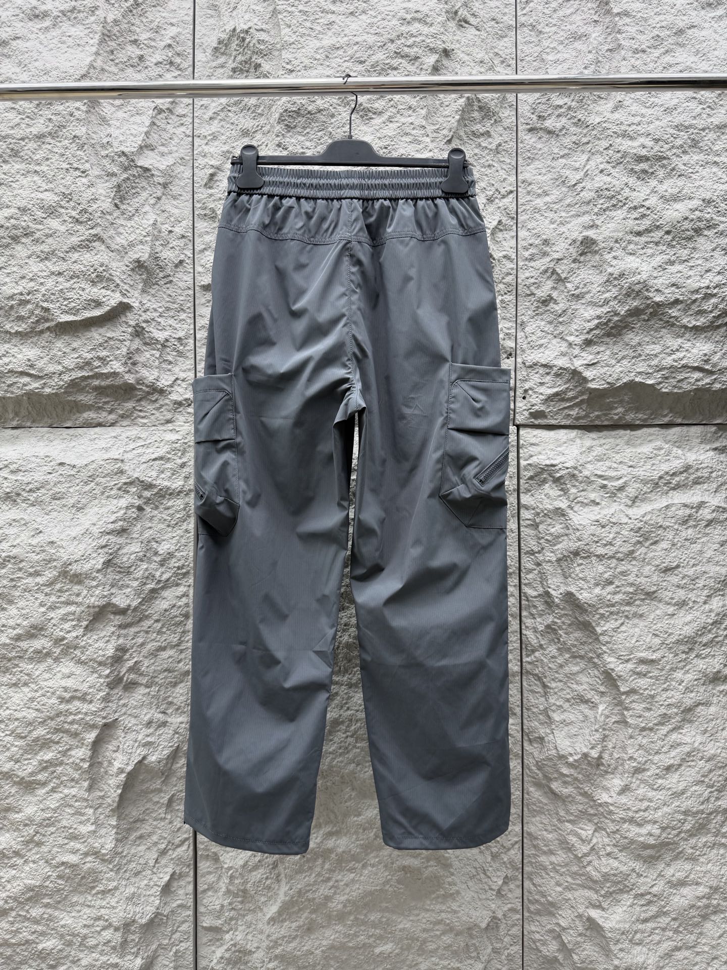 Y.3🔥🔥春夏季新款休闲裤，采用优质梭织材质，面料丝滑挺括，两侧工装口袋设计装饰，上身足够吸睛且回头率爆