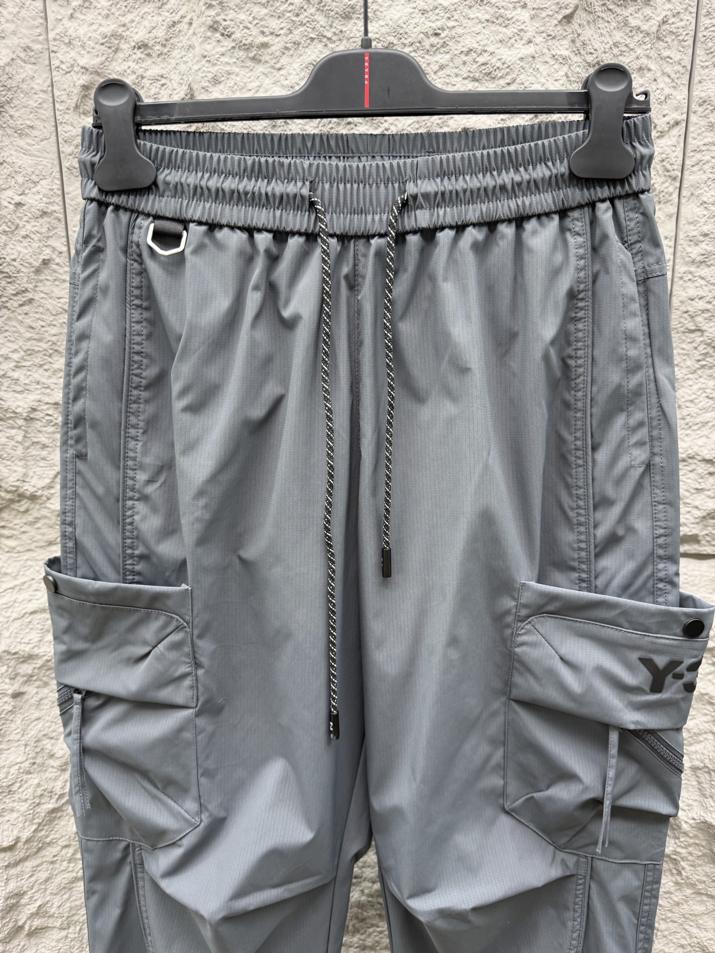 Y.3🔥🔥春夏季新款休闲裤，采用优质梭织材质，面料丝滑挺括，两侧工装口袋设计装饰，上身足够吸睛且回头率爆