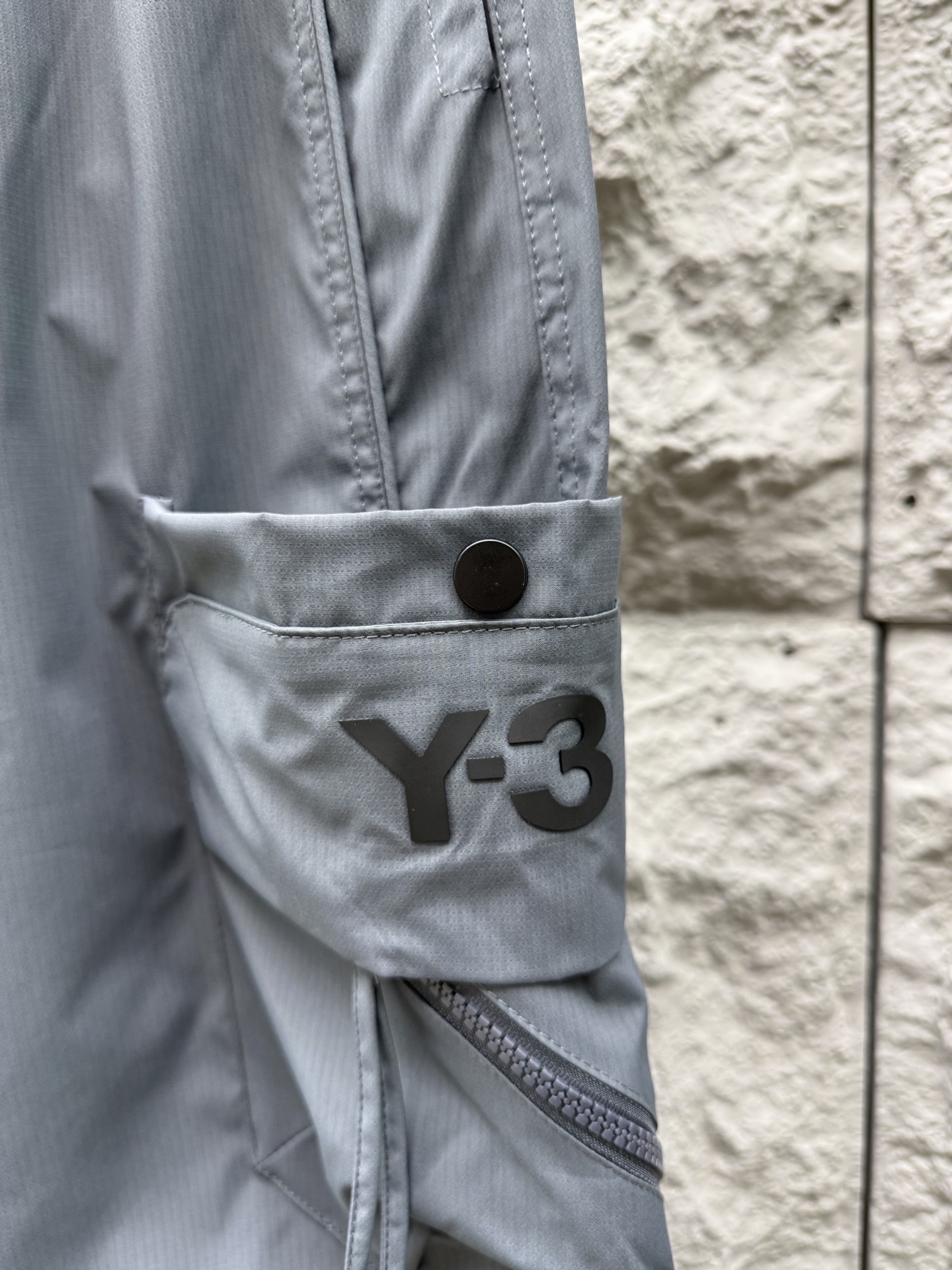 Y.3🔥🔥春夏季新款休闲裤，采用优质梭织材质，面料丝滑挺括，两侧工装口袋设计装饰，上身足够吸睛且回头率爆