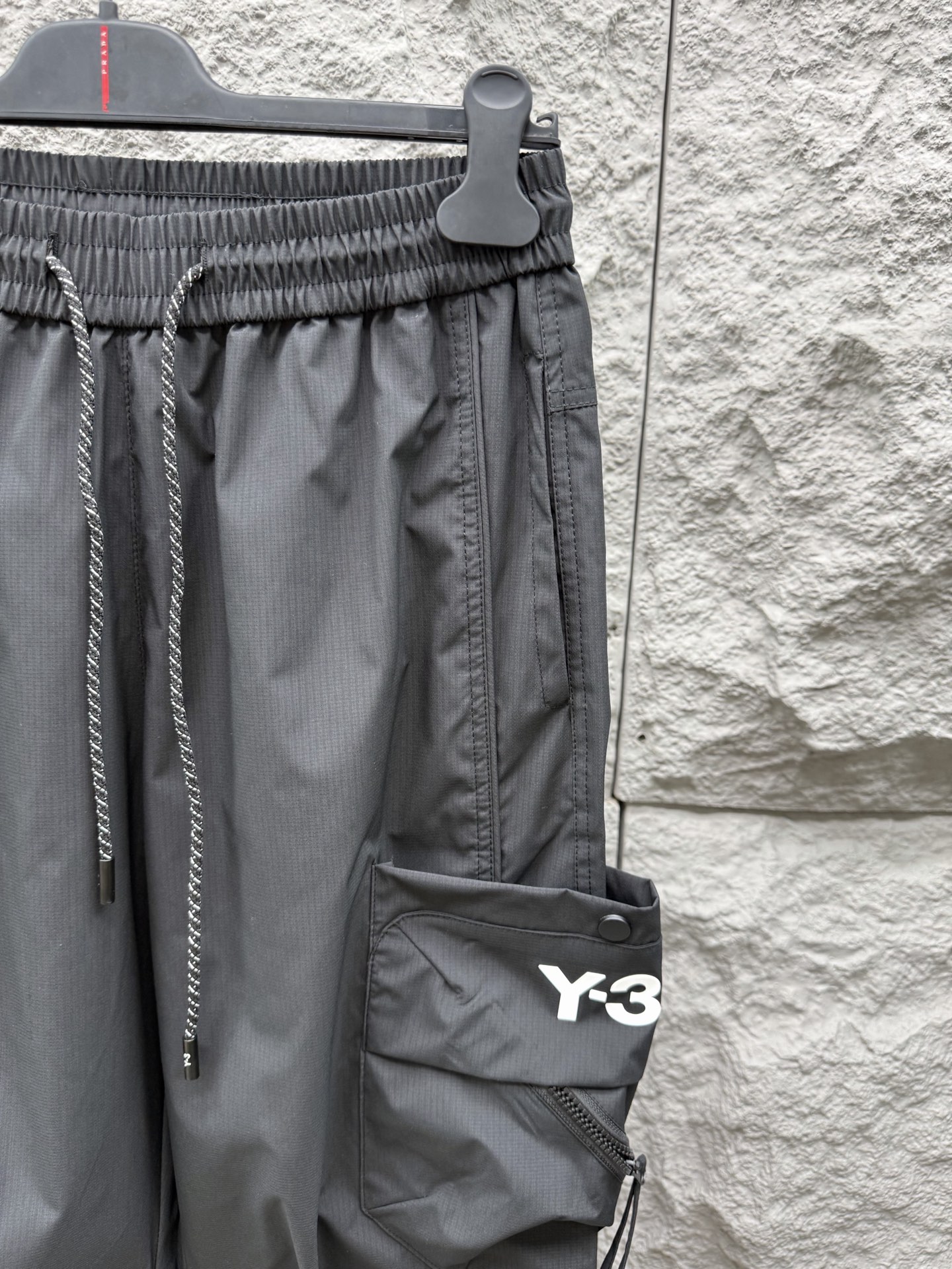 Y.3🔥🔥春夏季新款休闲裤，采用优质梭织材质，面料丝滑挺括，两侧工装口袋设计装饰，上身足够吸睛且回头率爆