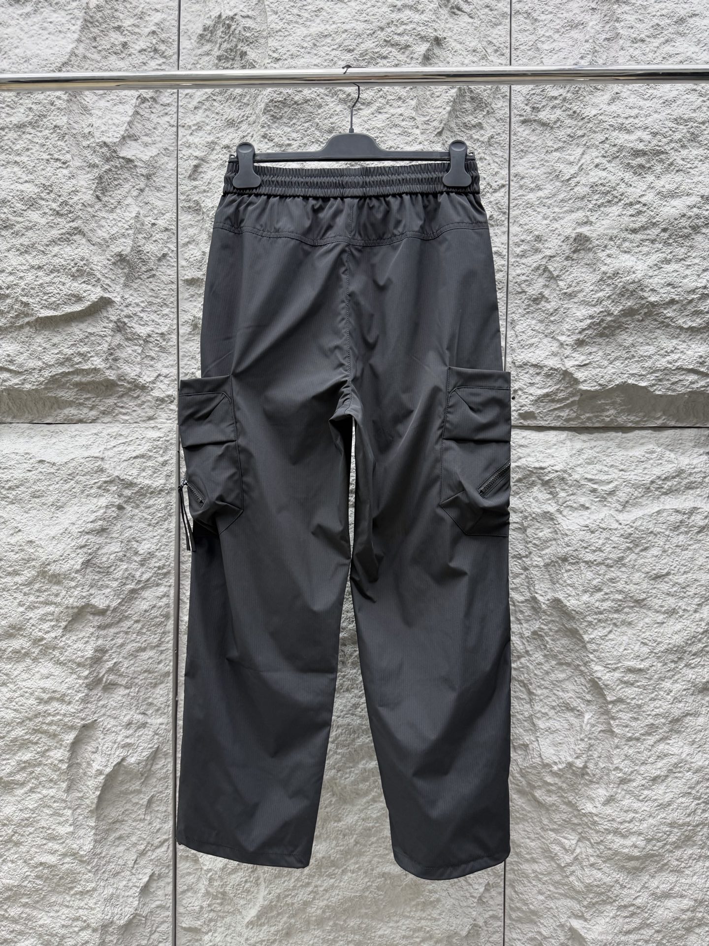 Y.3🔥🔥春夏季新款休闲裤，采用优质梭织材质，面料丝滑挺括，两侧工装口袋设计装饰，上身足够吸睛且回头率爆