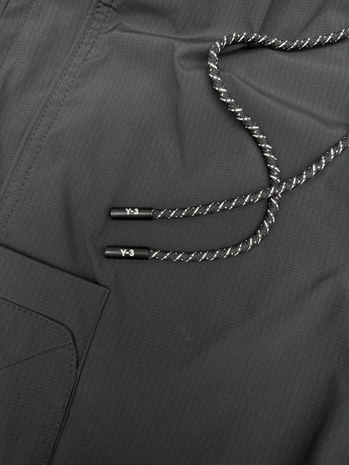 Y.3🔥🔥春夏季新款休闲裤，采用优质梭织材质，面料丝滑挺括，两侧工装口袋设计装饰，上身足够吸睛且回头率爆