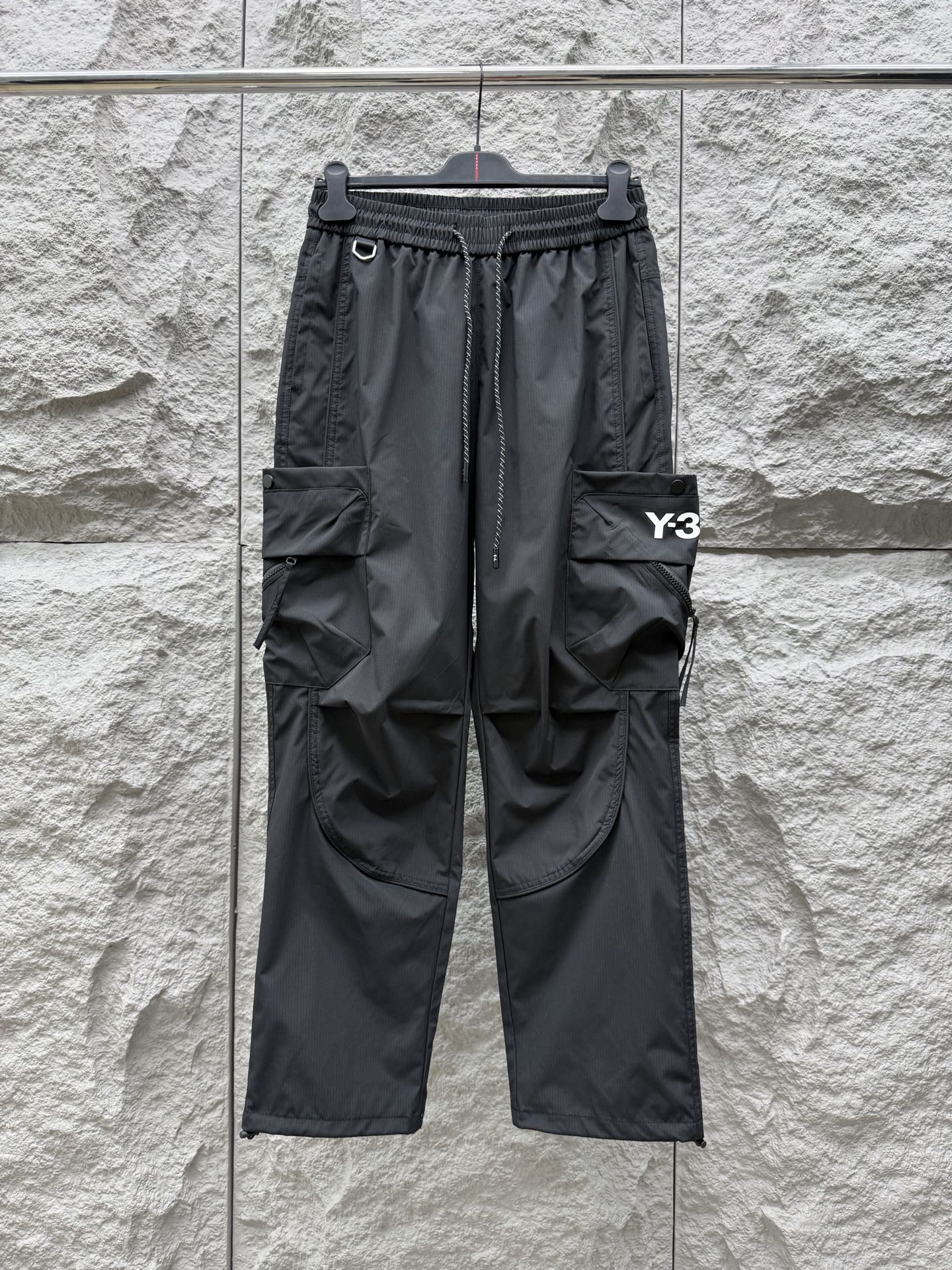 Y.3🔥🔥春夏季新款休闲裤，采用优质梭织材质，面料丝滑挺括，两侧工装口袋设计装饰，上身足够吸睛且回头率爆