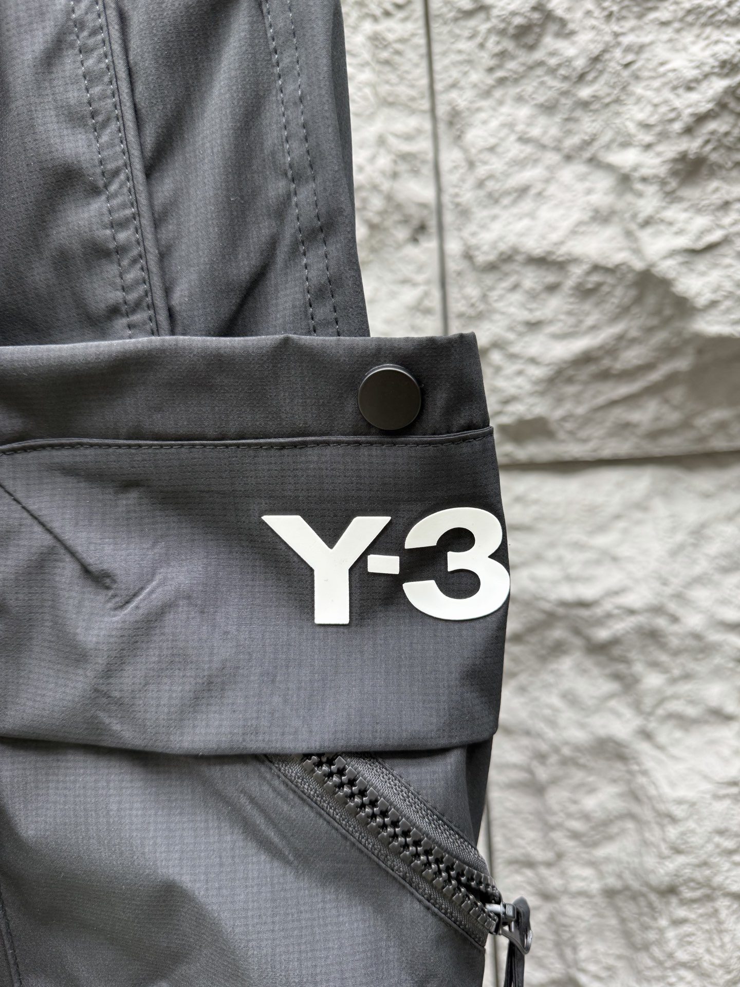 Y.3🔥🔥春夏季新款休闲裤，采用优质梭织材质，面料丝滑挺括，两侧工装口袋设计装饰，上身足够吸睛且回头率爆