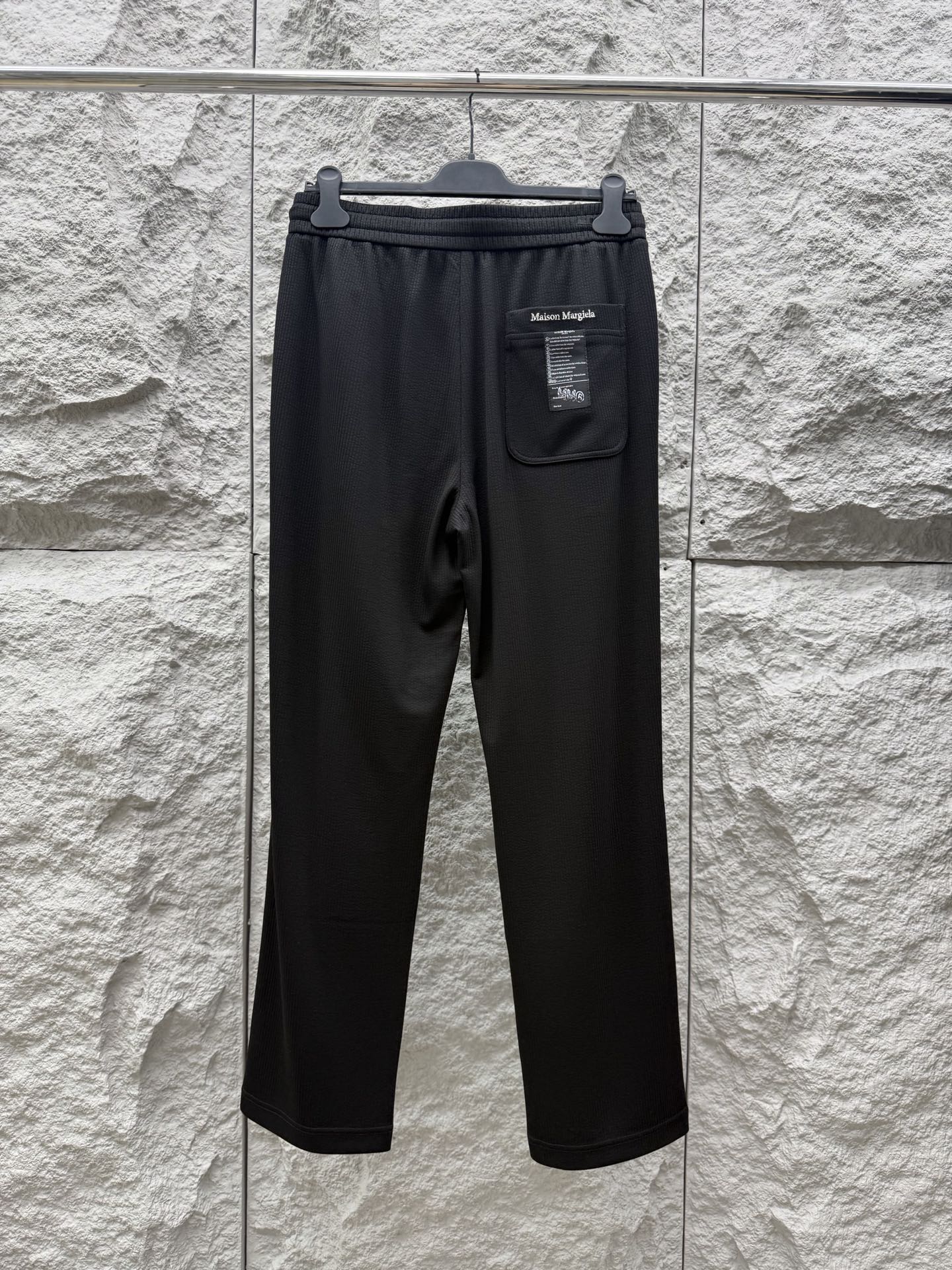 马吉拉🔥🔥春夏新款刺绣标签天丝混纺休闲裤，高端男士必备超柔超弹直筒裤。特供顶级渠道分享，后口袋贴布标签l